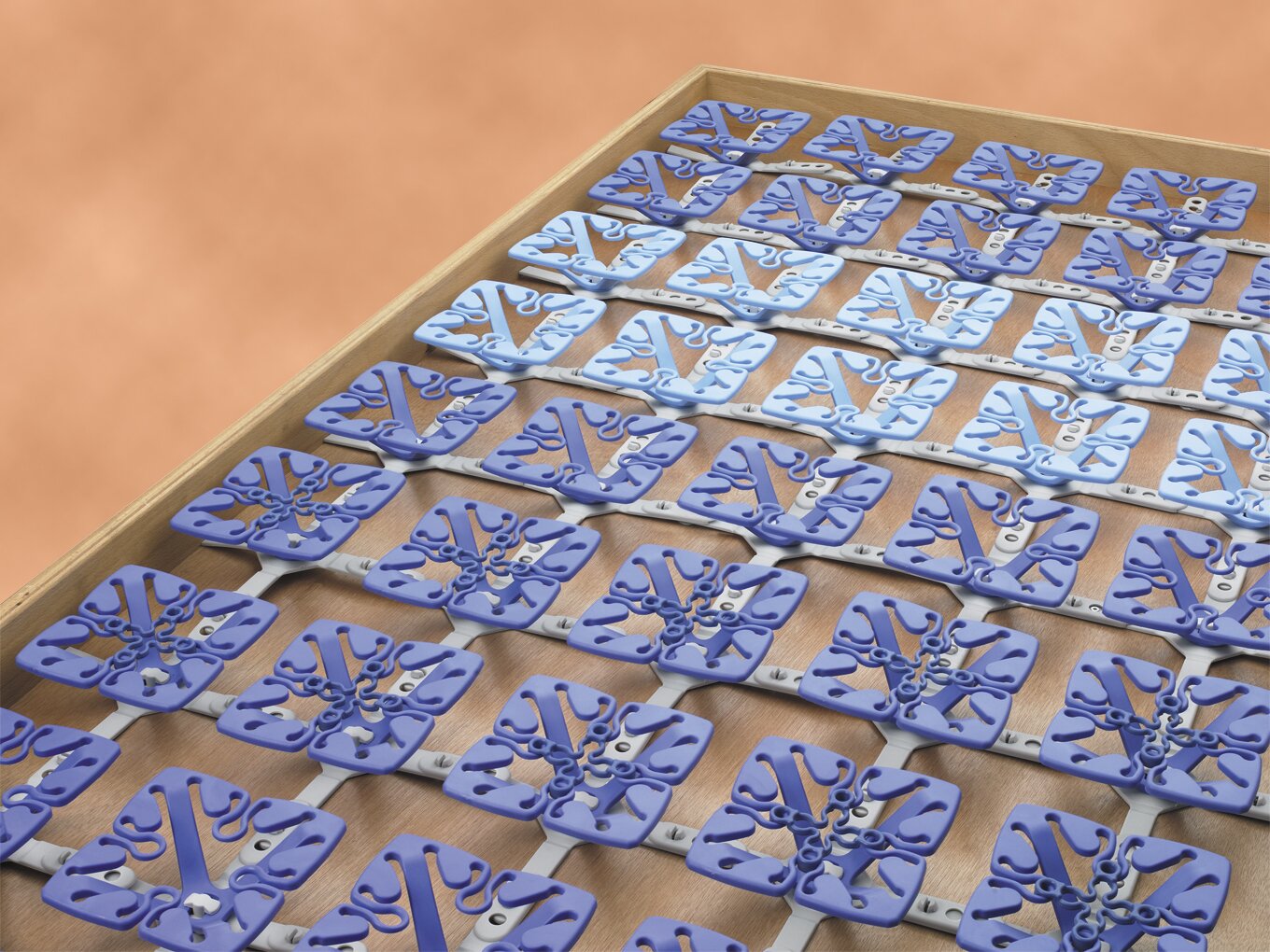 Bettsystem Froli Star 100 cm: Blaue quadratische Auflage- und Verbindungselemente bilden ein Raster auf einem Holzrahmen, schräg von oben
