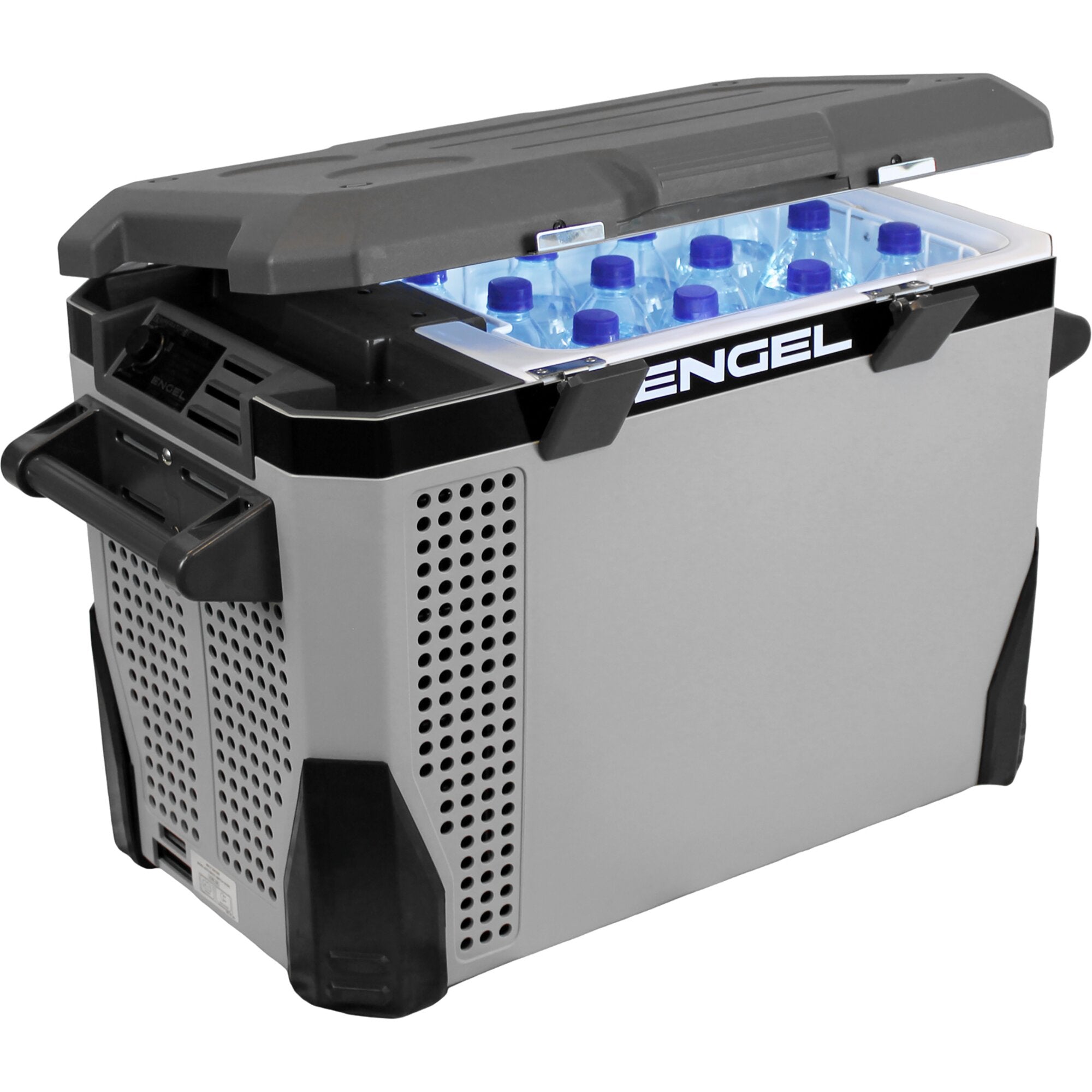 Geöffneter Engel MR040F-G3NE mobiler Kühlschrank mit grauem Gehäuse, perforierter Seitenwand und schwarzem Stoßschutz; Innenraum mit Wasserflaschen mit blauen Deckeln