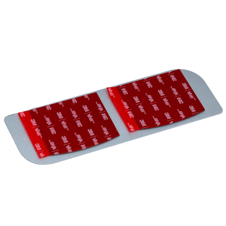 Silberne, flache Trägerplatte mit Magnet MagSpike Set M ohne Haken, diagonale Perspektive mit zwei roten Klebestreifen auf der Oberfläche