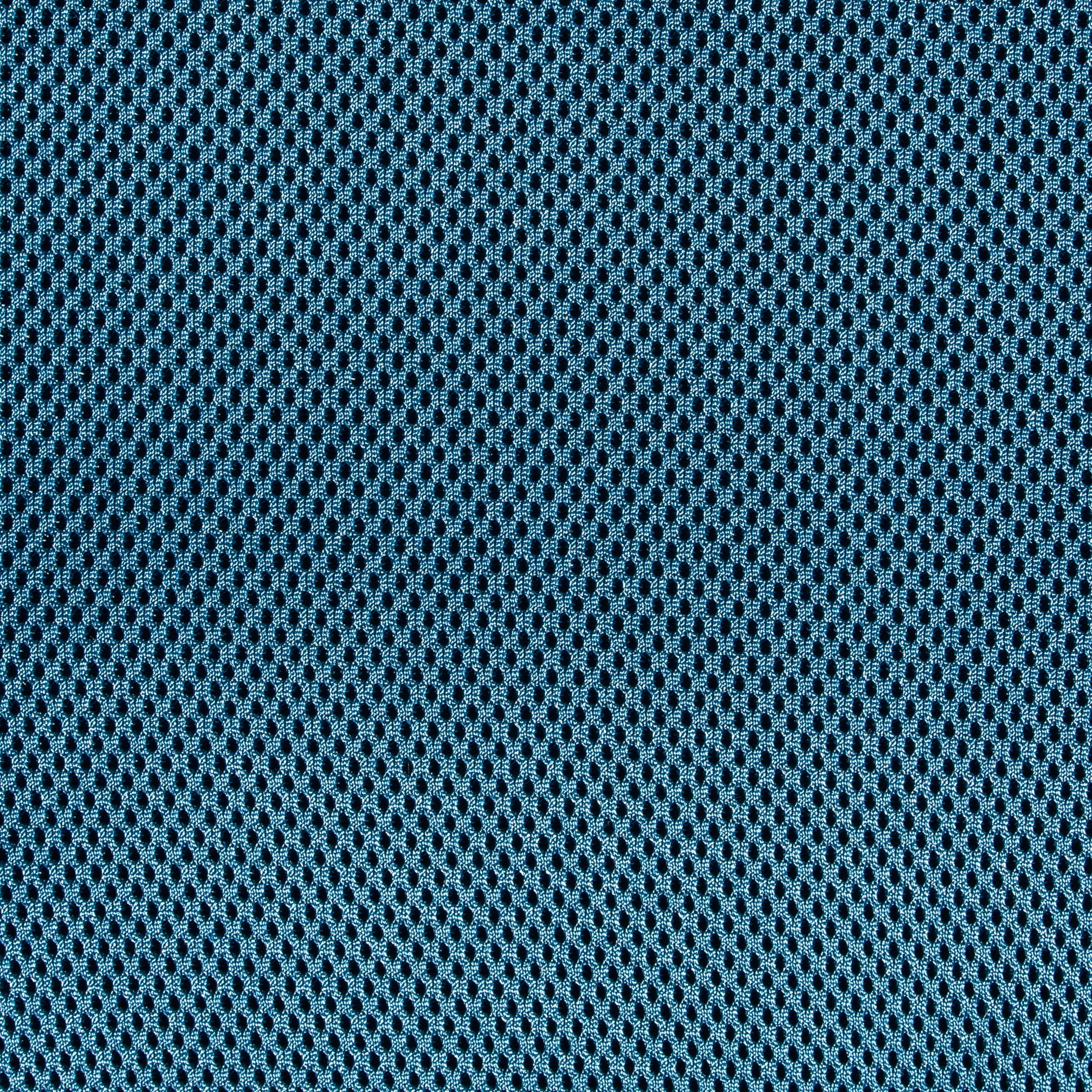 Nahaufnahme eines blauen Mesh-Stoffs mit regelmäßigen ovalen Löchern, feine Textilstruktur und Muster