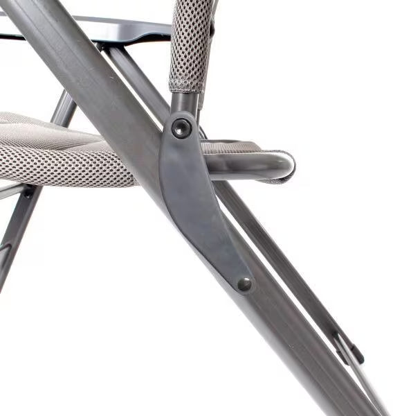 Detailaufnahme des grauen Aravel 3D M InterCaravaning Edition Campingstuhlrahmens aus Metall mit Mesh-Sitzfläche und sichtbaren Schraubbolzen