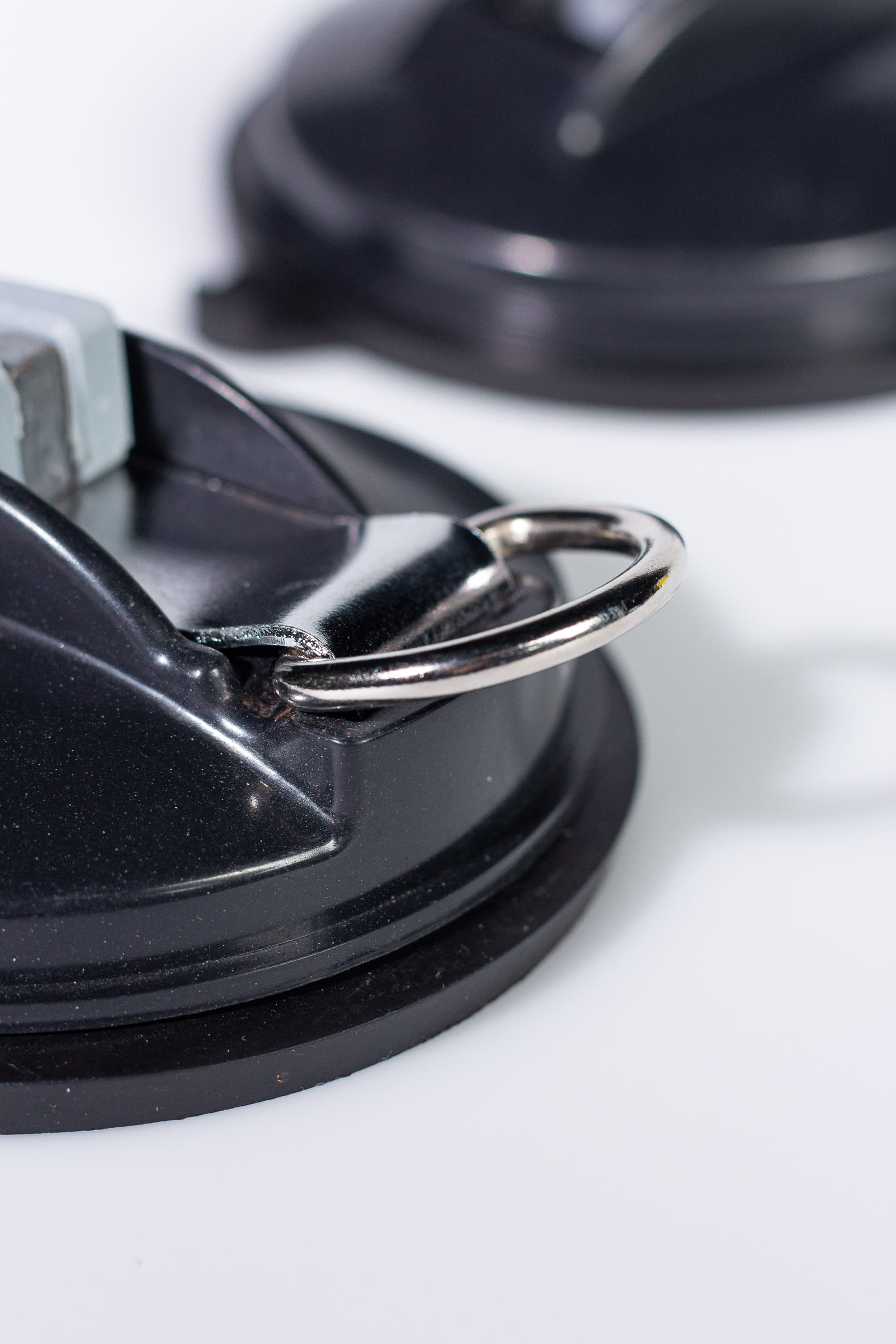 Detailaufnahme eines schwarzen Saugnapfs mit Metallring und Schraubbolzen, Teil des Ataco Saugnapf-Set