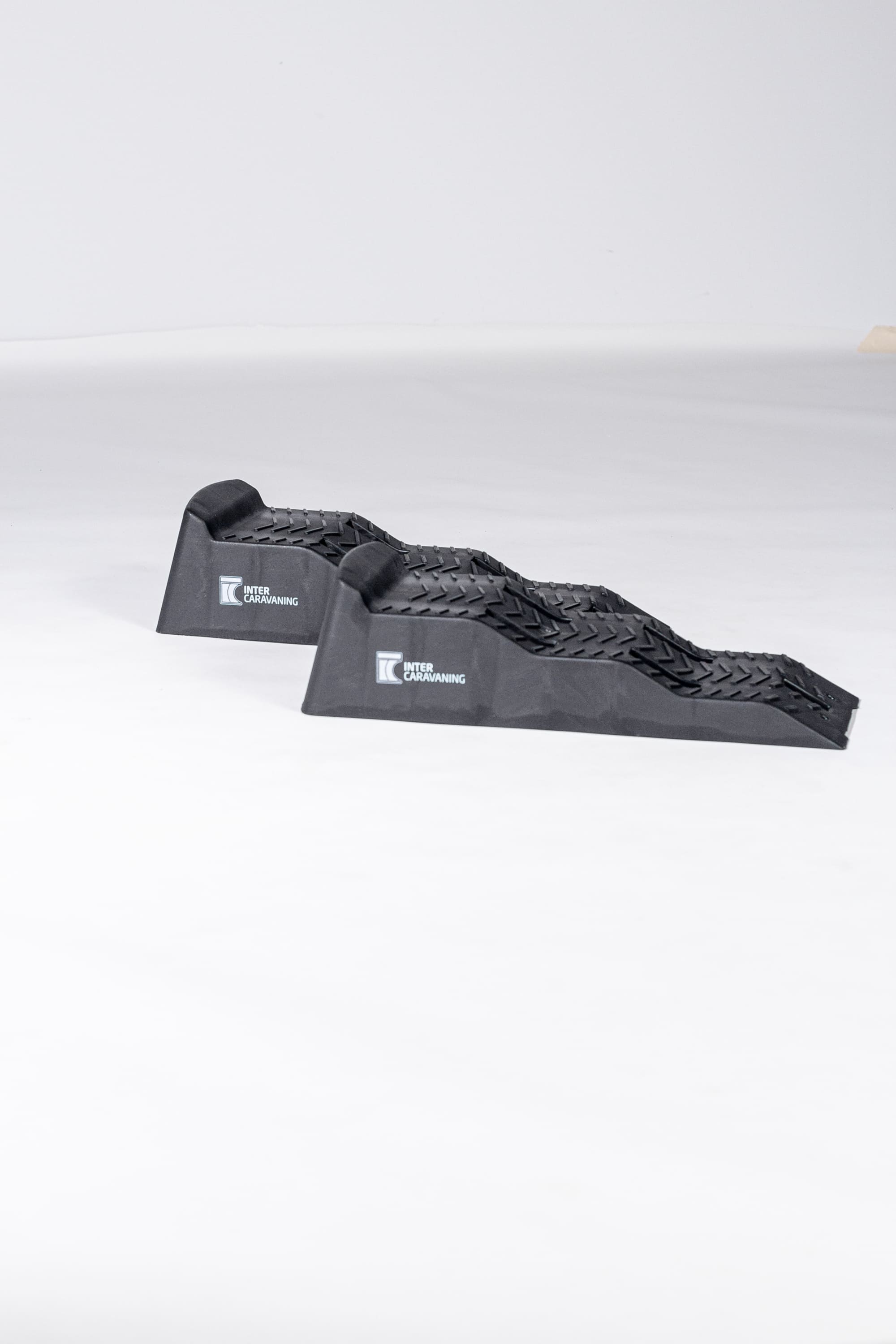 Zwei schwarze Auffahrkeile Equalizer XL der InterCaravaning Edition mit rutschfester, diamantierter Oberfläche und InterCaravaning-Logo
