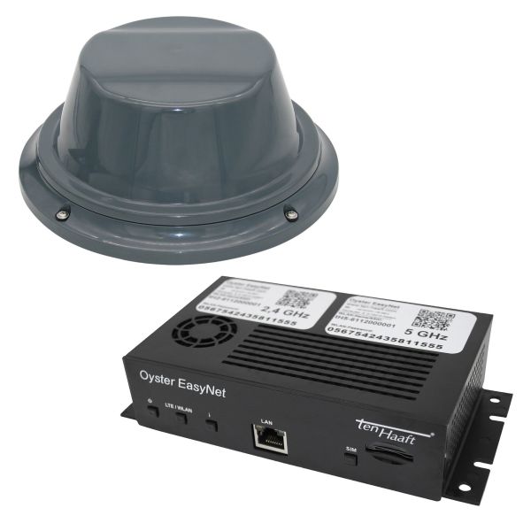 Schwarzes Routermodul des Oyster Access Routerset mit LAN-Port und SIM-Slot, zwei QR-Codes, daneben eine graue runde Dome-Antenne