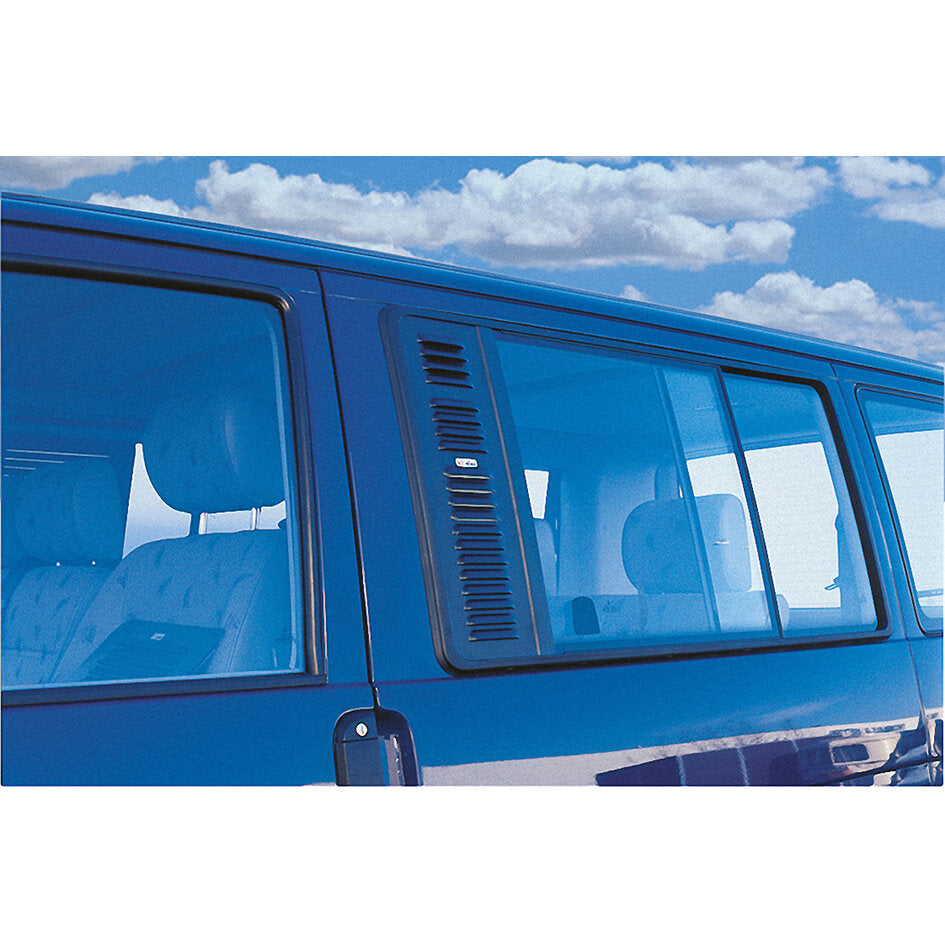 Lüftungsgitter Airvent 2, rechts, mit vielen horizontalen Lamellen an der blauen Van-Seitenwand, sichtbar neben den Fenstern