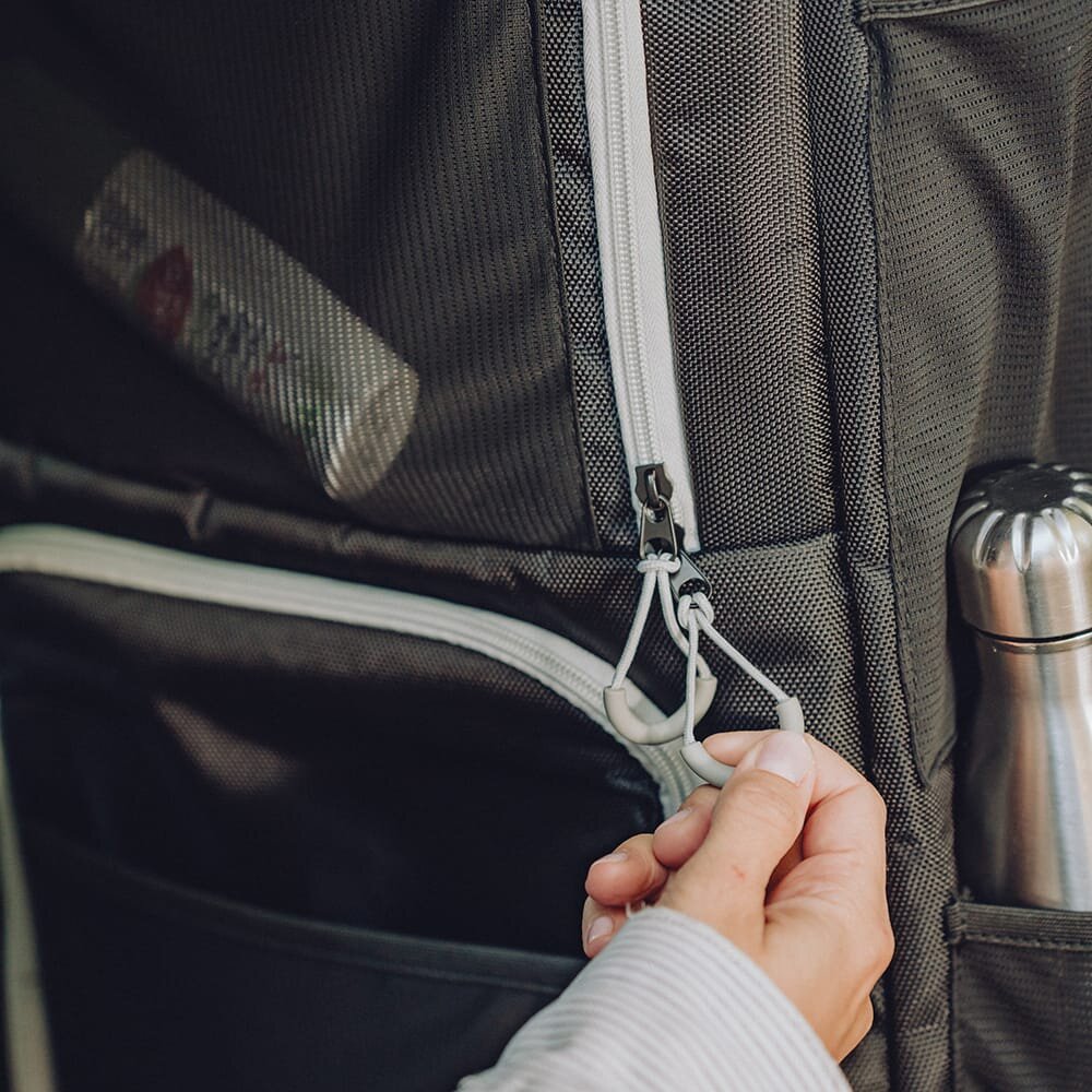 Organizer Tasche am VW T5/T6 mit vertikalem Reißverschluss, Zugkordeln und Wasserflasche in der Seitentasche