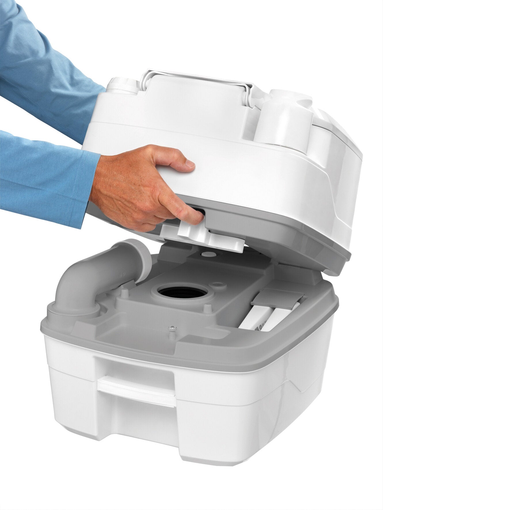 Porta Potti Serie 300 Toilette wird geöffnet; weiße Tragtoilette mit geöffnetem Deckel, Arm einer Person in blauem Oberteil sichtbar