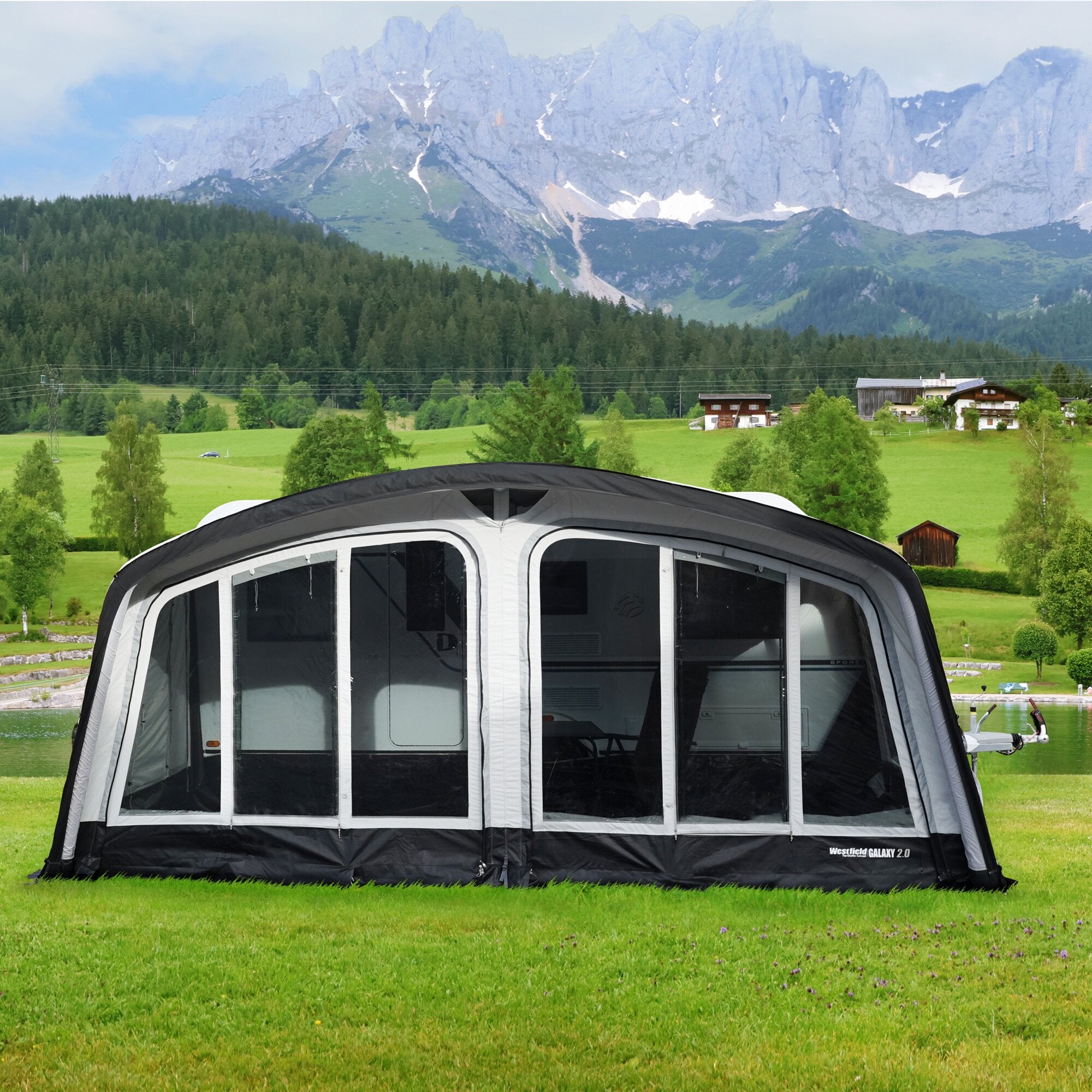 Galaxy 2 Reisevorzelt, 1015 cm, in Schwarz-Weiß mit großen Frontfenstern, steht auf grünem Rasen vor Berglandschaft und Wald