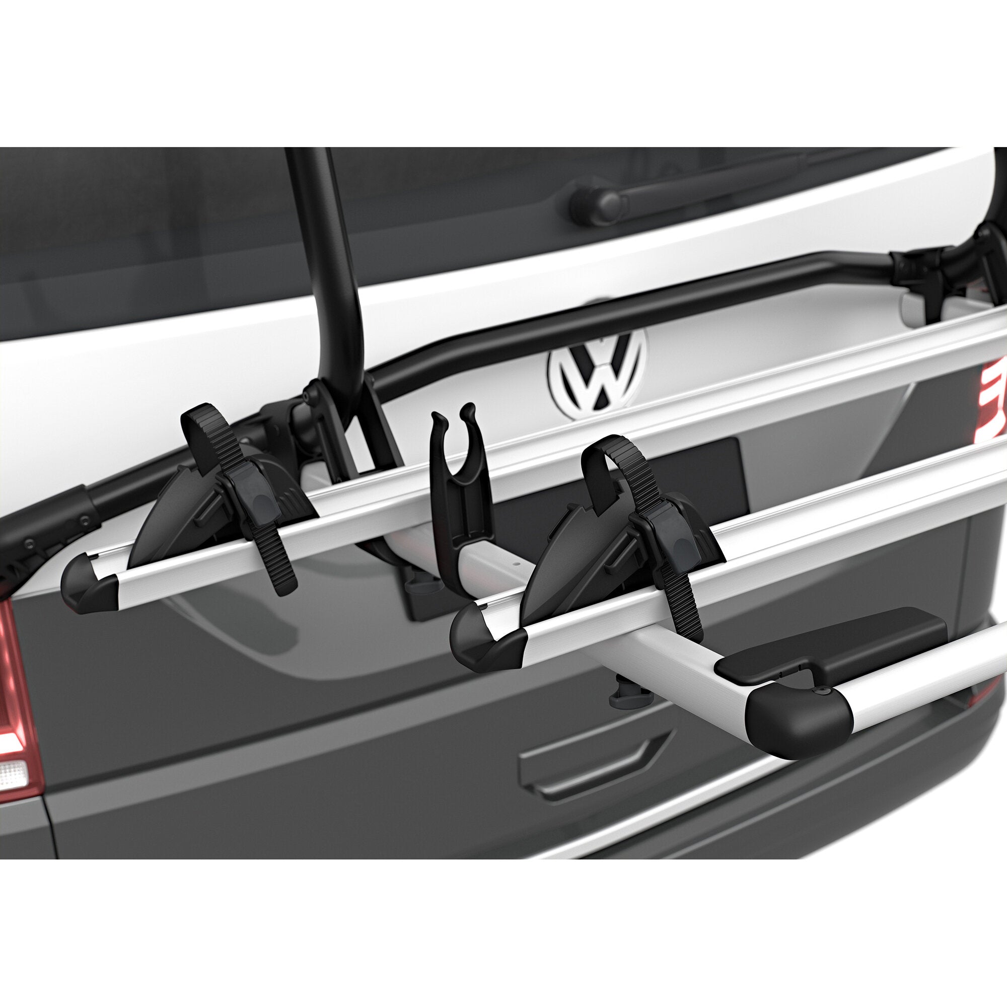 Rückseite eines weißen VW T6 mit Thule WanderWay Fahrradträger; schwarze Haltearme Befestigungsriemen sichtbar, Heckleuchte VW-Logo erkennbar