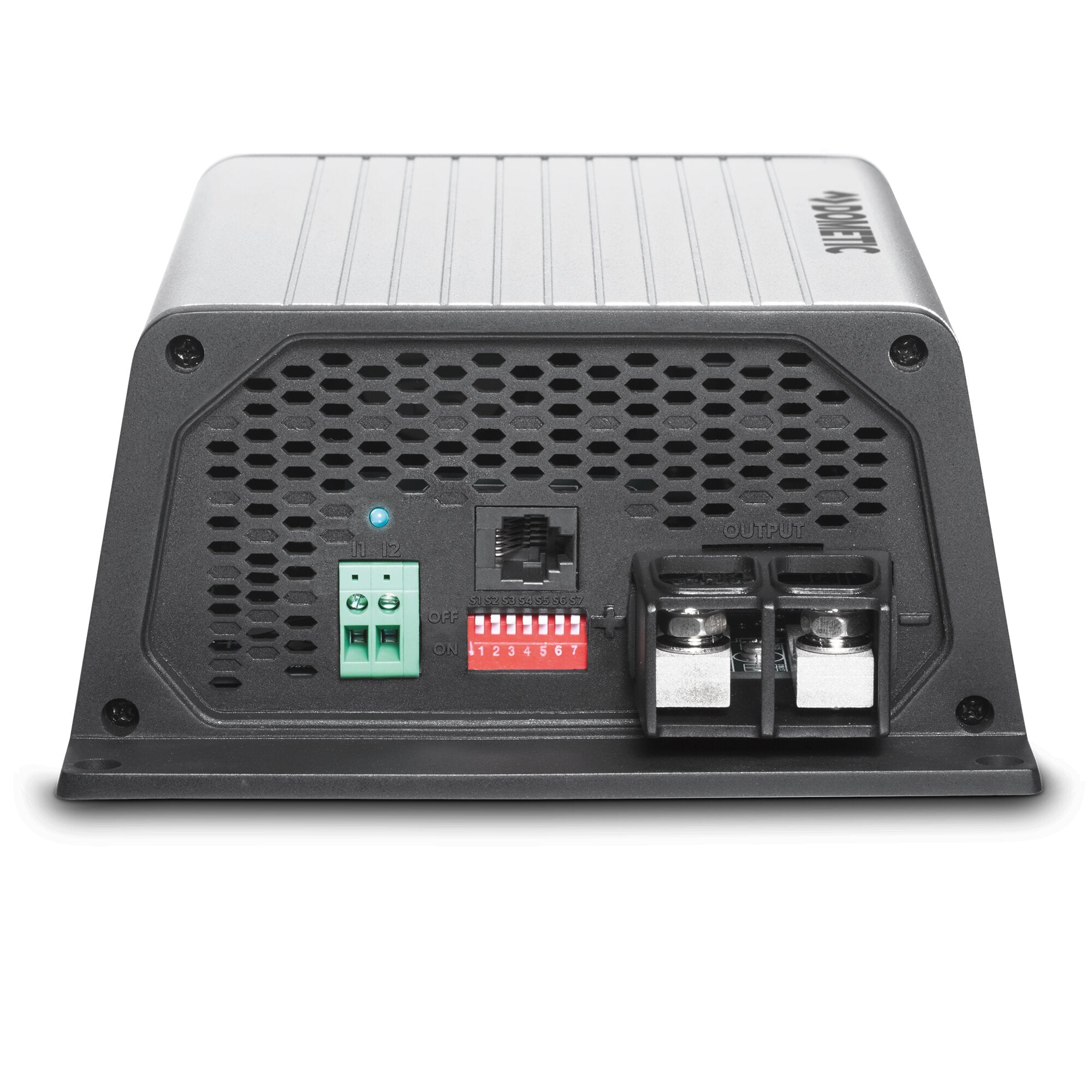 Oberseite eines DCC Ladeboosters PerfectPower 20 A aus Aluminium, Rippen, Lüftungsgitter, grüne Anschlussleiste, roter DIP-Schalter, blaue LED