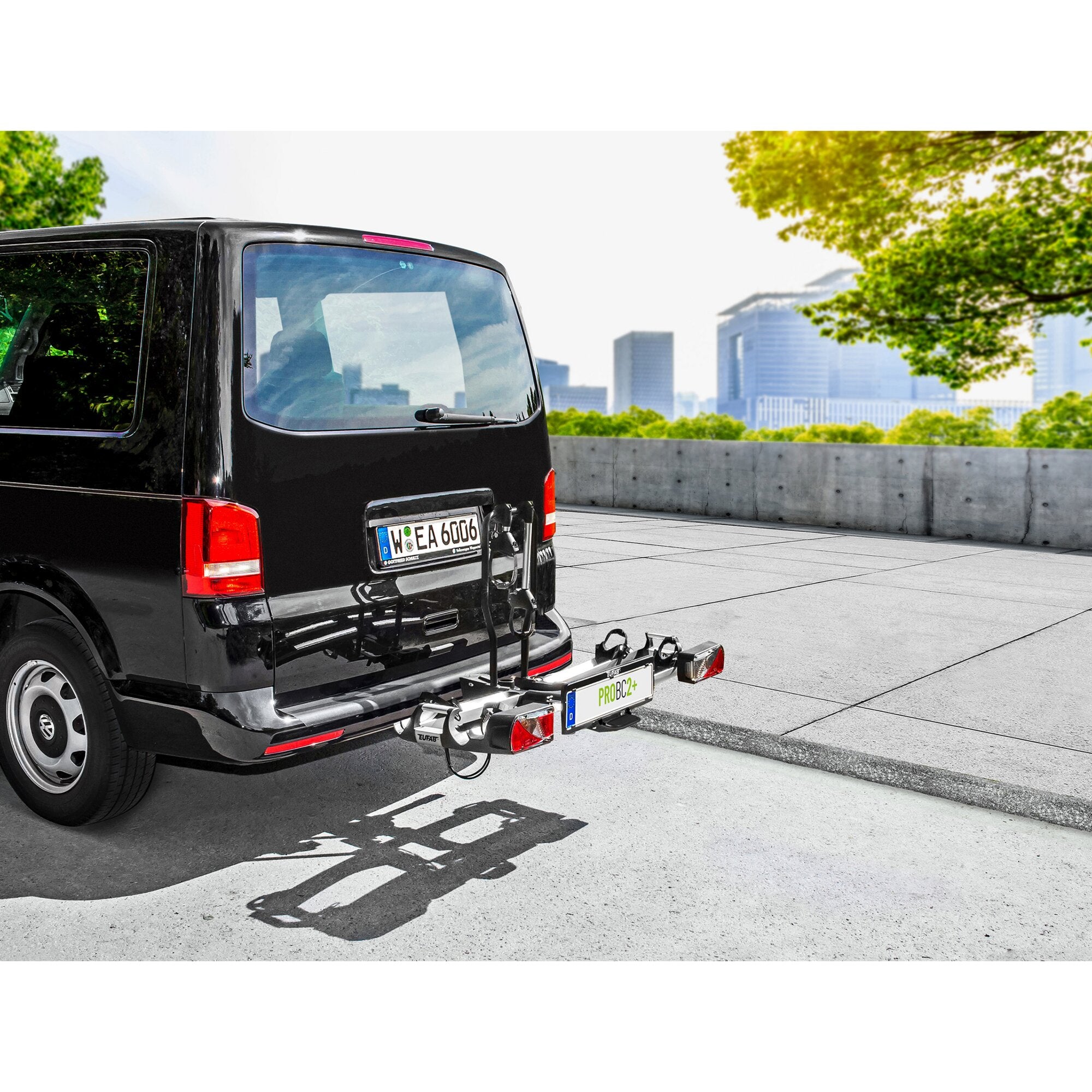 Rückseite eines schwarzen Vans mit am Heck montiertem ProBC2+ Fahrradträger an der Anhängerkupplung, leerer Trägerrahmen mit zwei Haltearmen