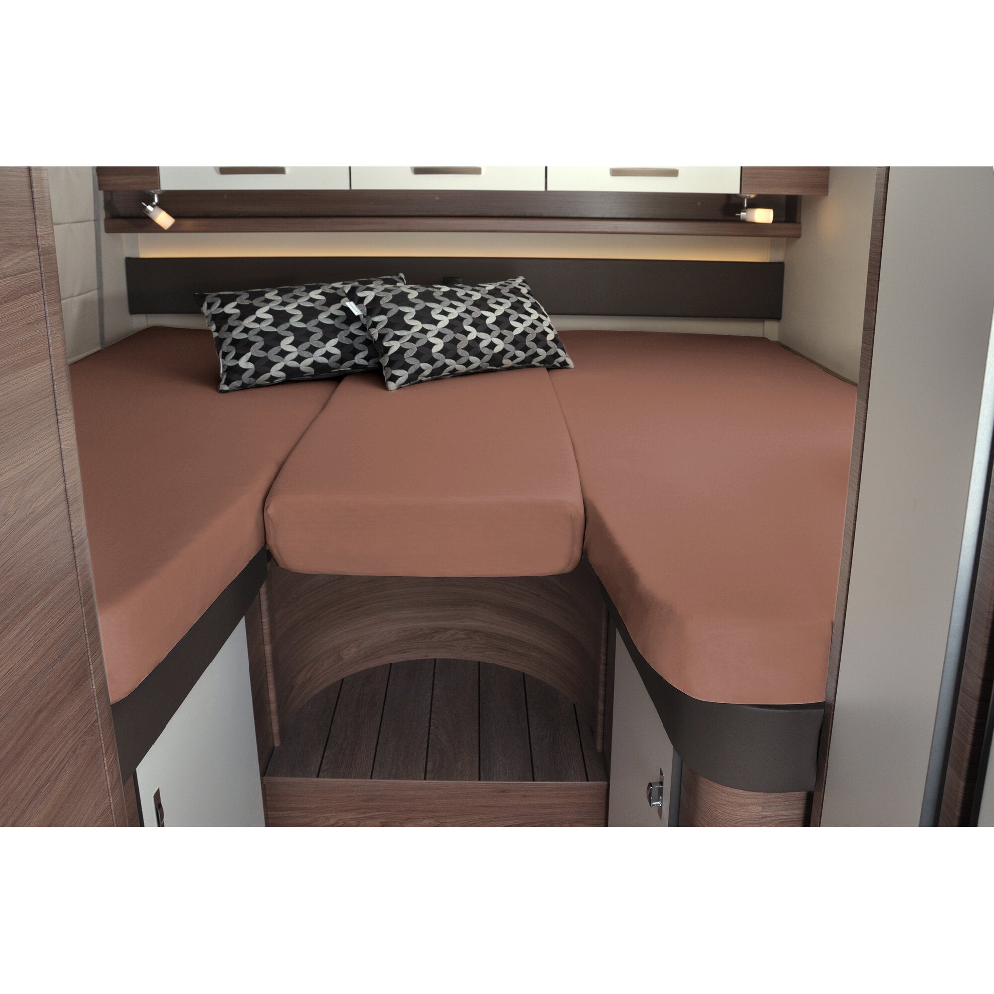 Spannbettlaken-Set, 3-teilig, hellbraun auf einem Heckbett in einer Camper-Schlafnische, mit zwei geometrisch gemusterten Kissen