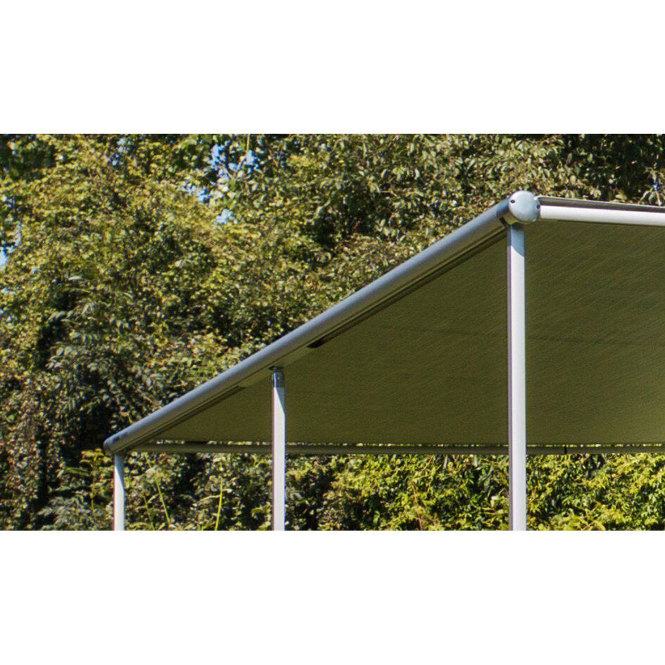 Aufgebaute Markise mit silbernem Metallrahmen und dunkelgrauer Stoffbespannung, seitliche Stützpfosten sichtbar, Hintergrund mit Bäumen