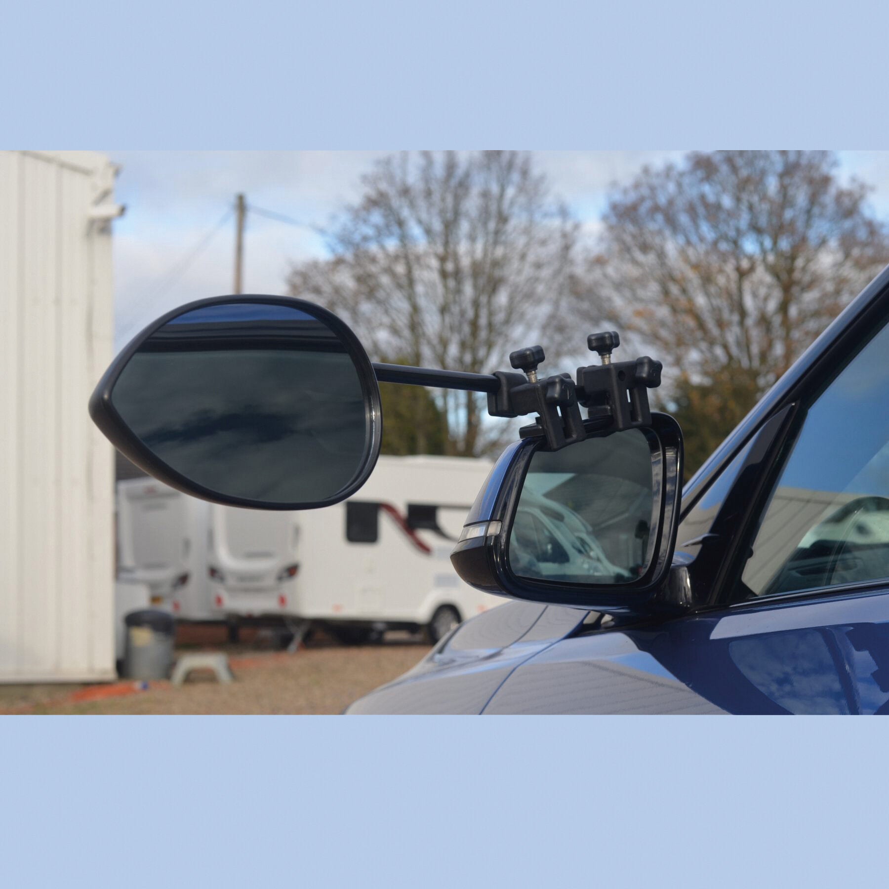 Caravanspiegel Aero 4 Mirror Convex XL, seitlich am Fahrzeug montiert, Halterung mit zwei Stellknöpfen und konvexer Spiegelfläche sichtbar
