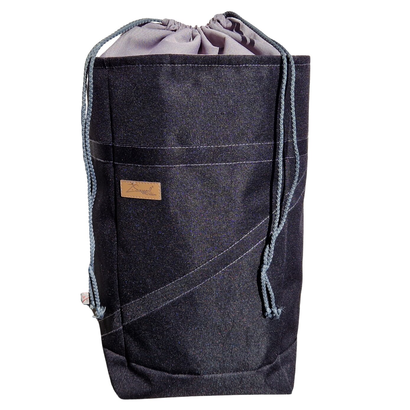 Stoffbeutel aus dunkelblauem Denim mit hellgrauen Kordeln, diagonalen Ziernähten, Lederetikett Z-Saggerl und violettem Innenfutter