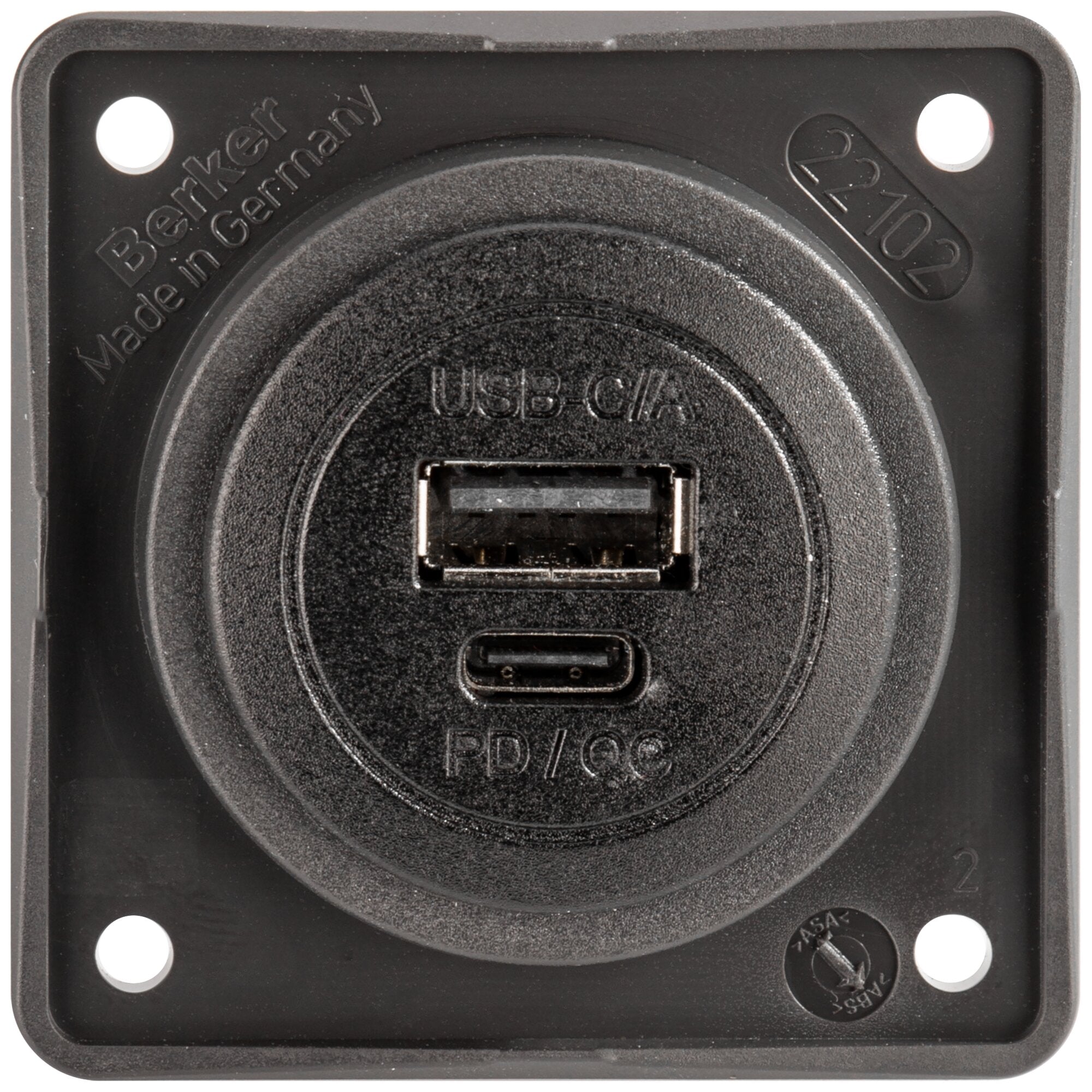 Schwarze USB-Wandsteckdose mit USB-A und USB-C Anschlüssen, rundem Bereich, Made in Germany-Aufdruck, vier Montageslöcher an den Ecken