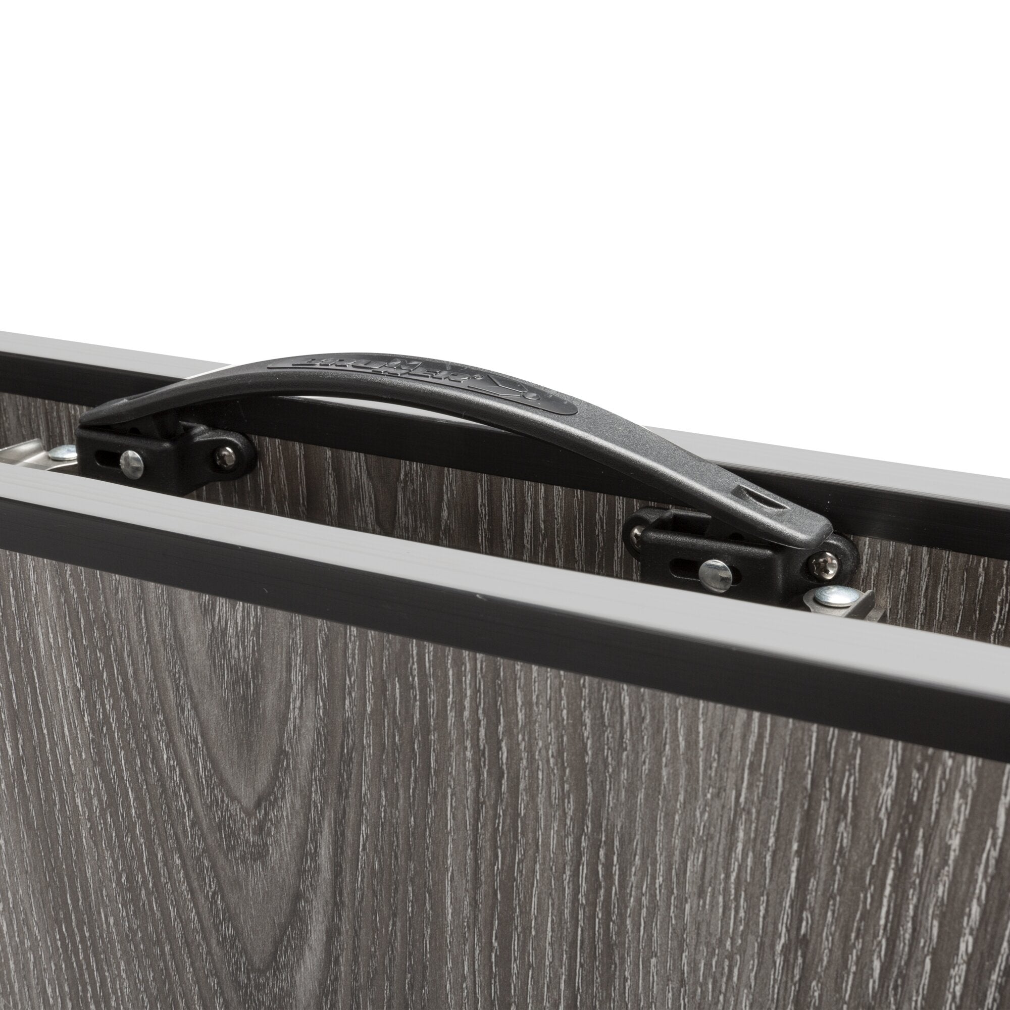 Detailaufnahme der unteren Seitenkante eines klappbaren Campingtisches mit Holzdekor, schwarzem Griffteil und Metallbeschlägen