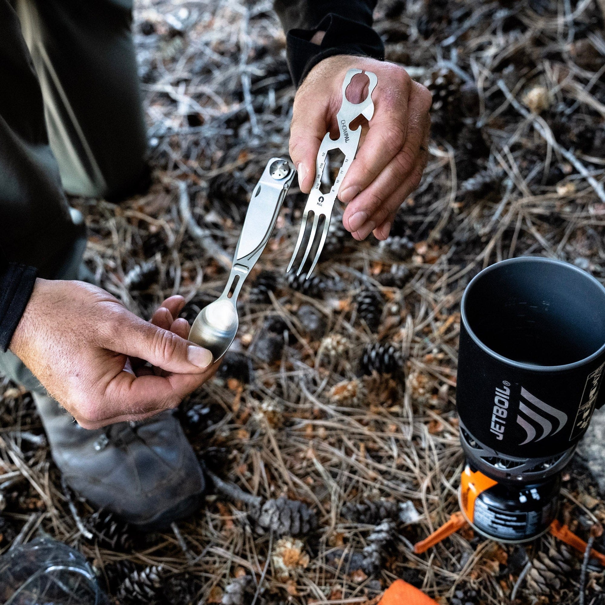 Outdoor Edge ChowPal · zusammengeschobenes Campingbesteck auf felsigem Untergrund