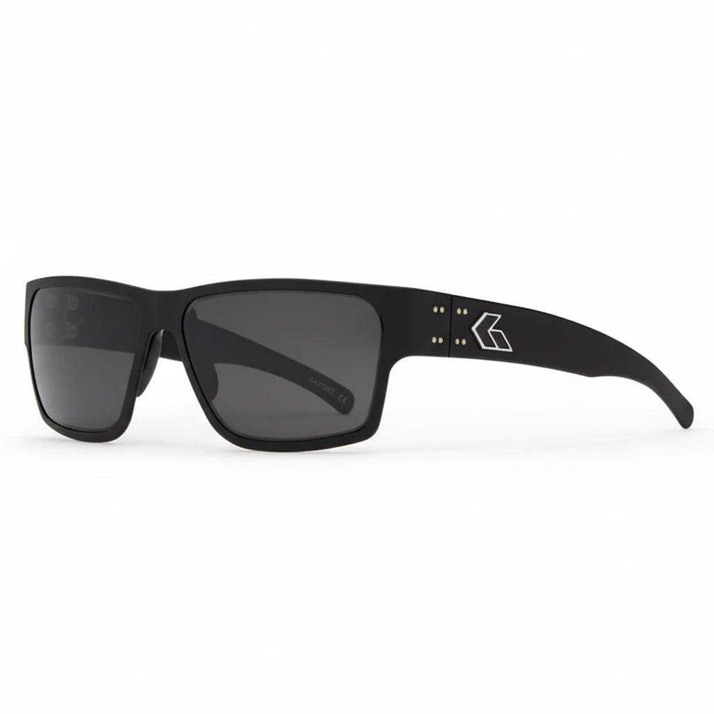 Schwarze GATORZ Delta Sonnenbrille mit mattem Cerakote-Finish, rechteckigen, rauchgetönten Gläsern und silbernem Logo.