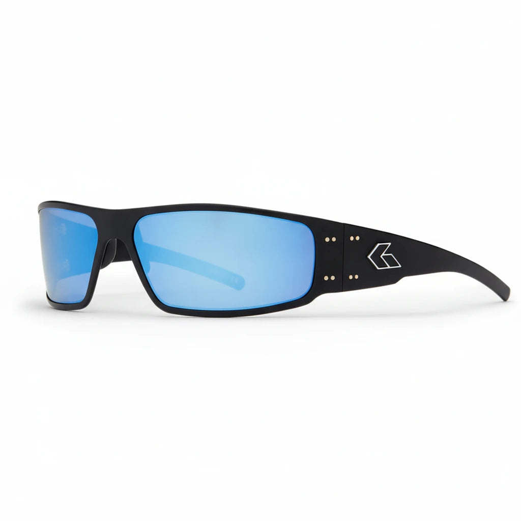 Schwarze GATORZ Magnum Sonnenbrille mit rechteckigen, spiegelnden blauen Gläsern und markantem Metallakzent am Bügelende.