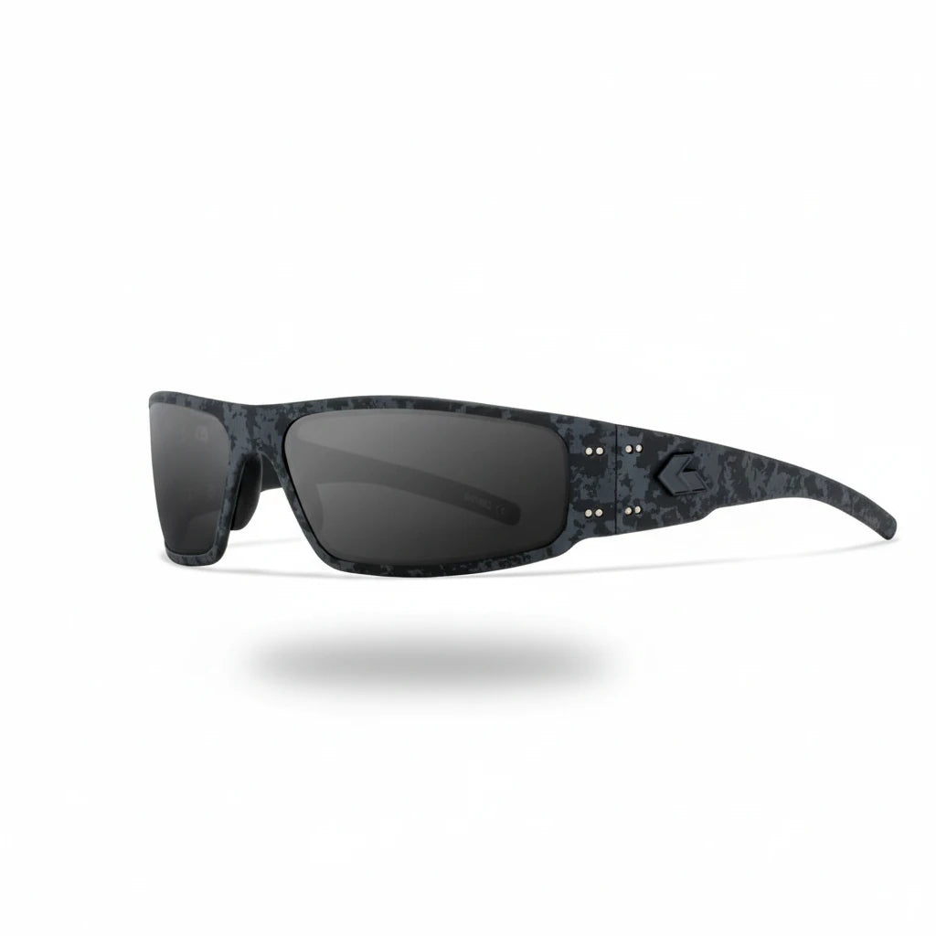 Schwarze GATORZ Magnum Sonnenbrille mit rechteckigen, dunkel getönten Gläsern und strukturiertem, leicht gebogenem Rahmen.