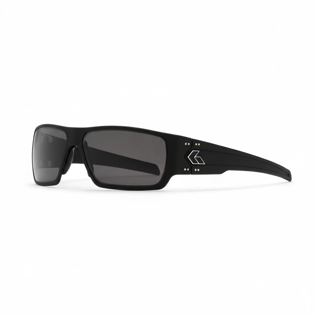 Schwarze GATORZ Specter Sonnenbrille mit rechteckigen, rauchfarbenen Gläsern und silbernem Logo auf dem Bügel.