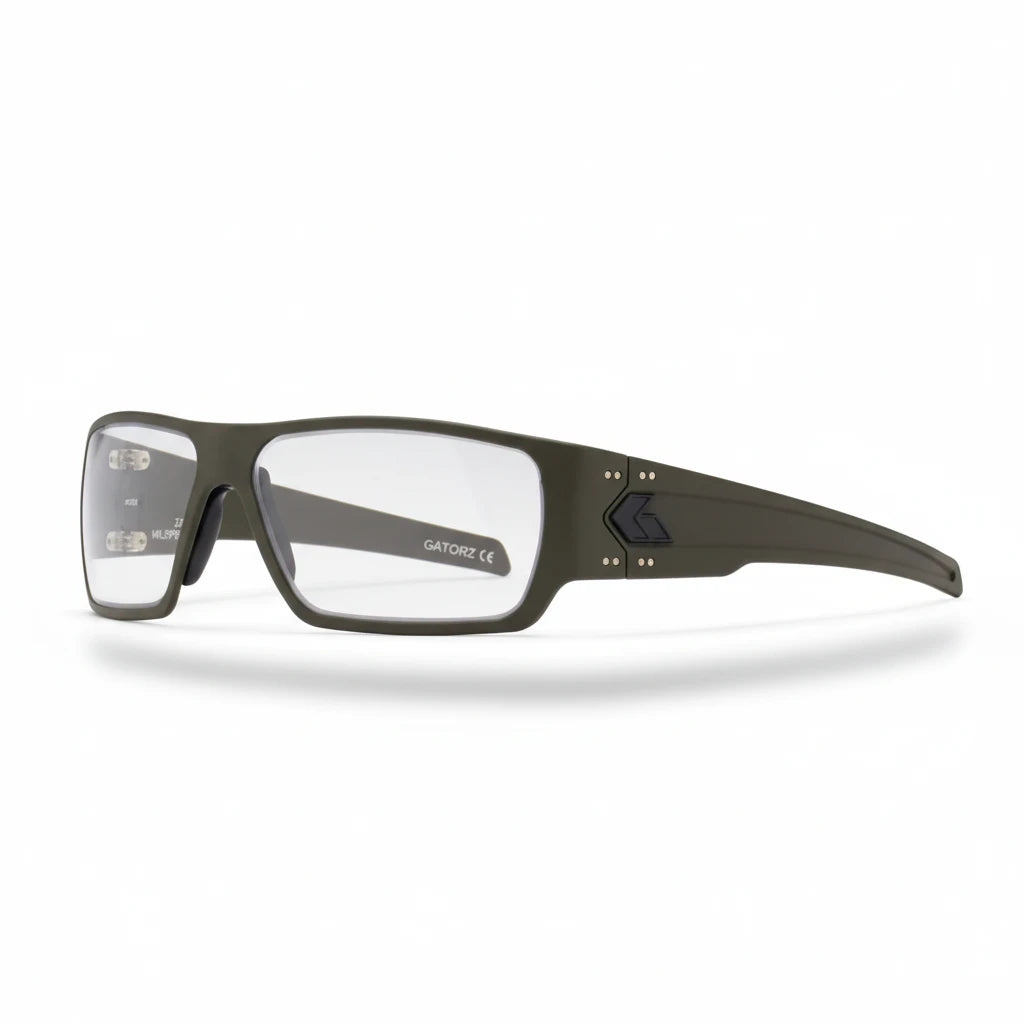 Schwarze Schutzbrille mit rechteckigen, klaren Gläsern, robustem rahmen aus mattem Kunststoff und seitlichen.