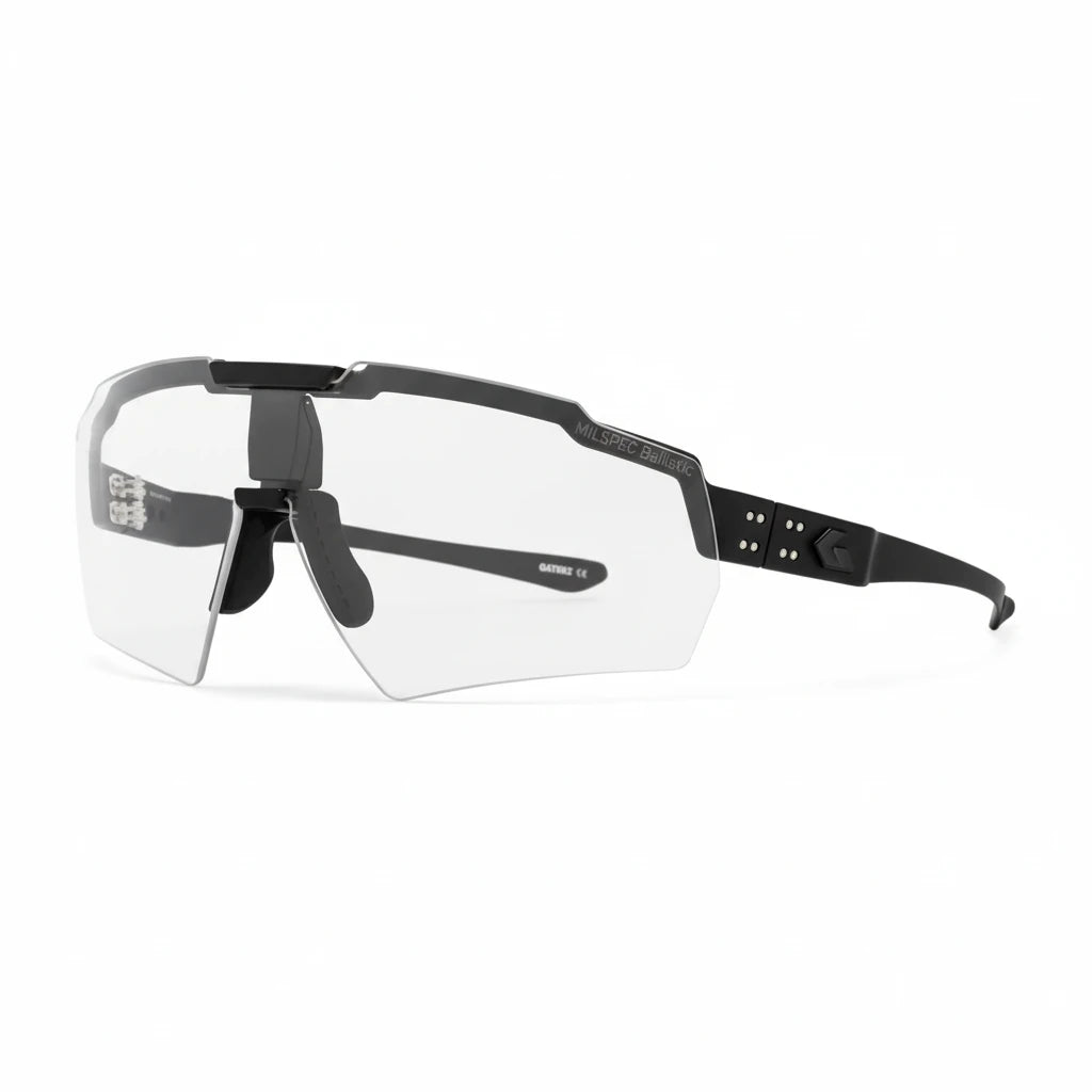 Schutzbrille mit klarem, nahtlosem Schutzschild, schwarzem Rahmen, verstellbarem Nasensteg und dünnen Bügeln mit silbernen.