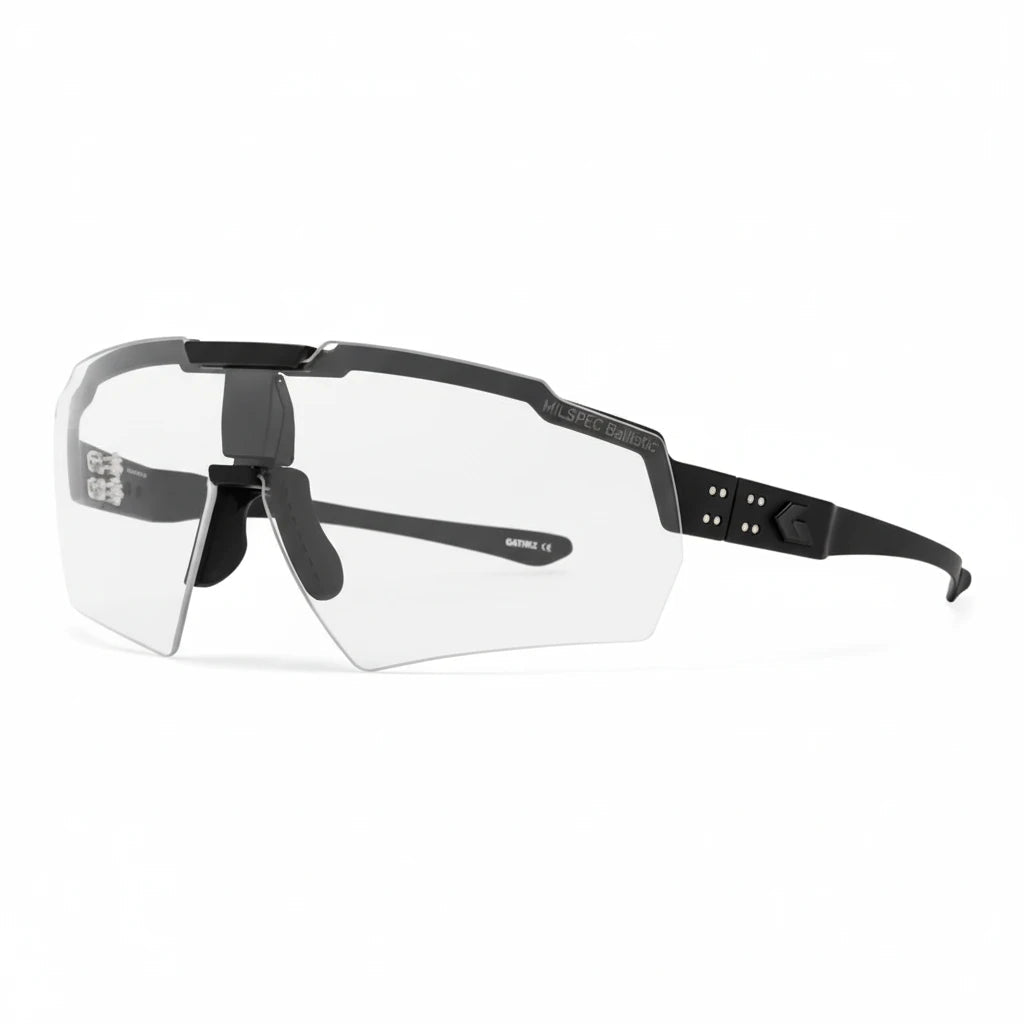 Schutzbrille mit transparenten Gläsern, schwarzem Rahmendesign, verstellbarer Nasenauflage und dünnen Bügeln mit Markenlogo.