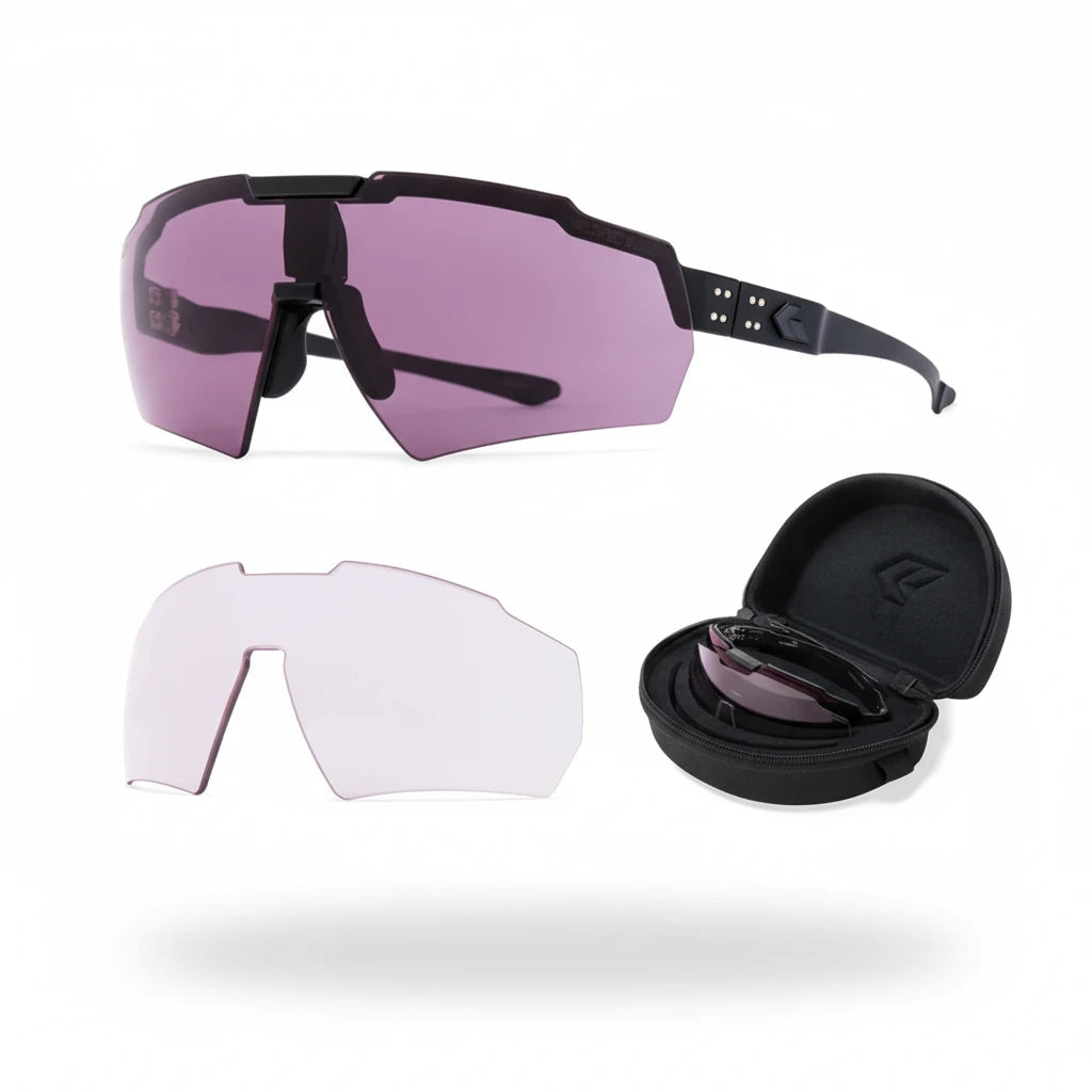 Schutzbrille mit schwarzem Rahmen und getöntem, halbtransparentem violettem Sichtfeld, inklusive klarem austauschbarem Glas.