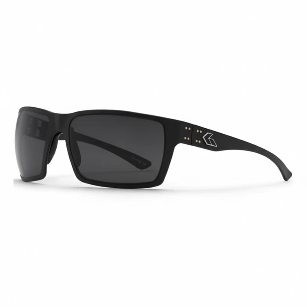 Schwarze GATORZ Marauder Sonnenbrille mit rechteckigen, rauchgrauen polarisierten Gläsern und dezentem silbernem Logo auf.