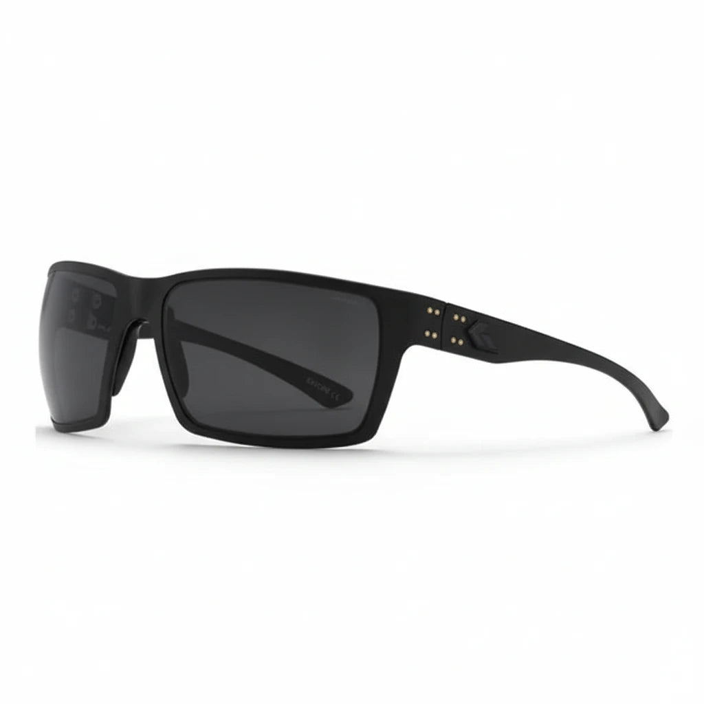 Schwarze ballistic Sonnenbrille mit breiten rechteckigen Gläsern, mattem Rahmen und dezentem Logo an den Bügeln.