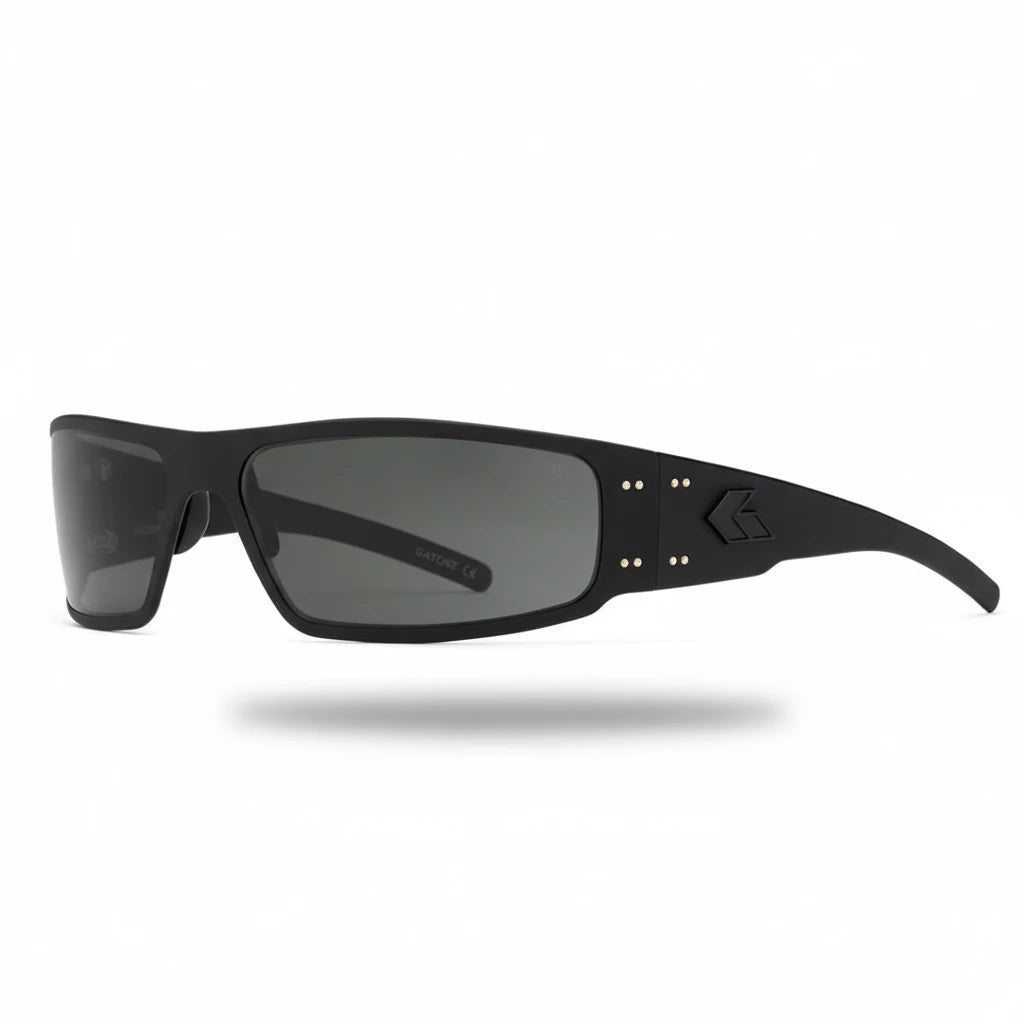Schwarze, rahmenlose Sonnenbrille mit breiten Seitenbügeln, getönten, rechteckigen Gläsern und goldfarbenen Nieten als.