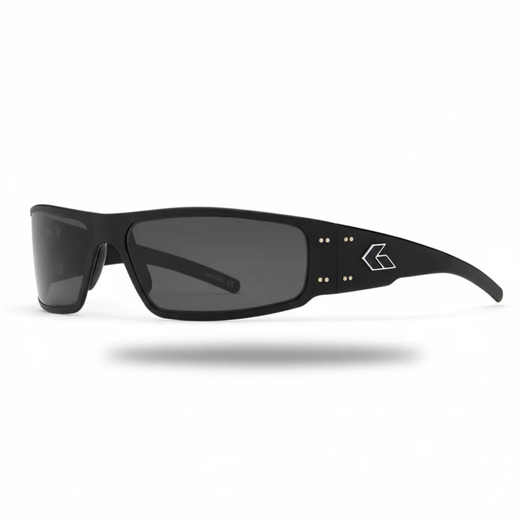Schwarze GATORZ Magnum Sonnenbrille mit mattem Cerakote-Finish, silbernem Logo und rauchfarbenen Gläsern, rechteckige.