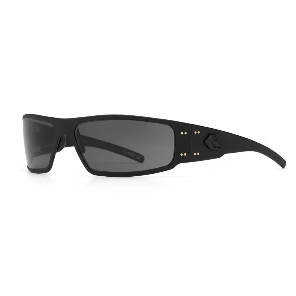 Schwarze GATORZ Magnum Sonnenbrille mit rechteckigen, leicht gebogenen, grauen Gläsern und stabilen, mattierten.