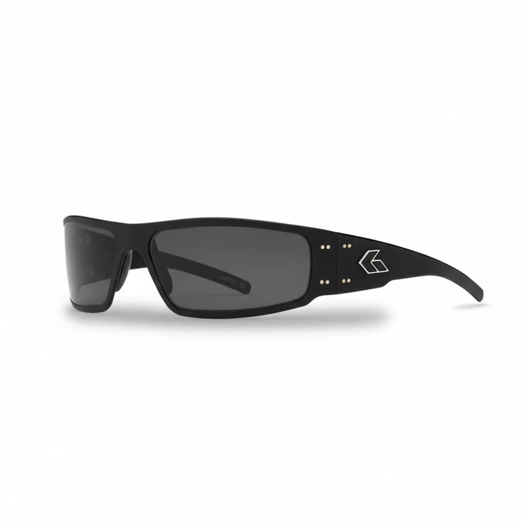 Schwarze GATORZ Magnum Sonnenbrille mit mattierter Cerakote-Oberfläche, seitlichem silbernem Logo und rauchgrauen Gläsern.