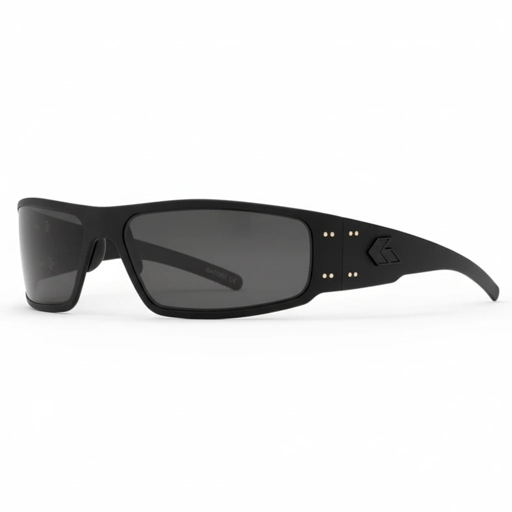 Schwarze GATORZ Magnum Sonnenbrille mit rechteckigen, getönten Gläsern und robustem, leicht gebogenem Rahmen aus mattem.
