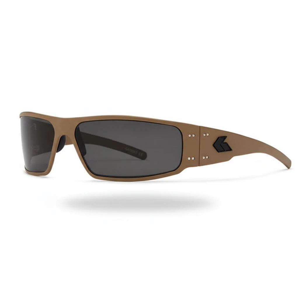 Braune sportliche GATORZ Magnum Sonnenbrille mit rechteckigen dunklen Gläsern und Metallakzenten an den Bügeln.