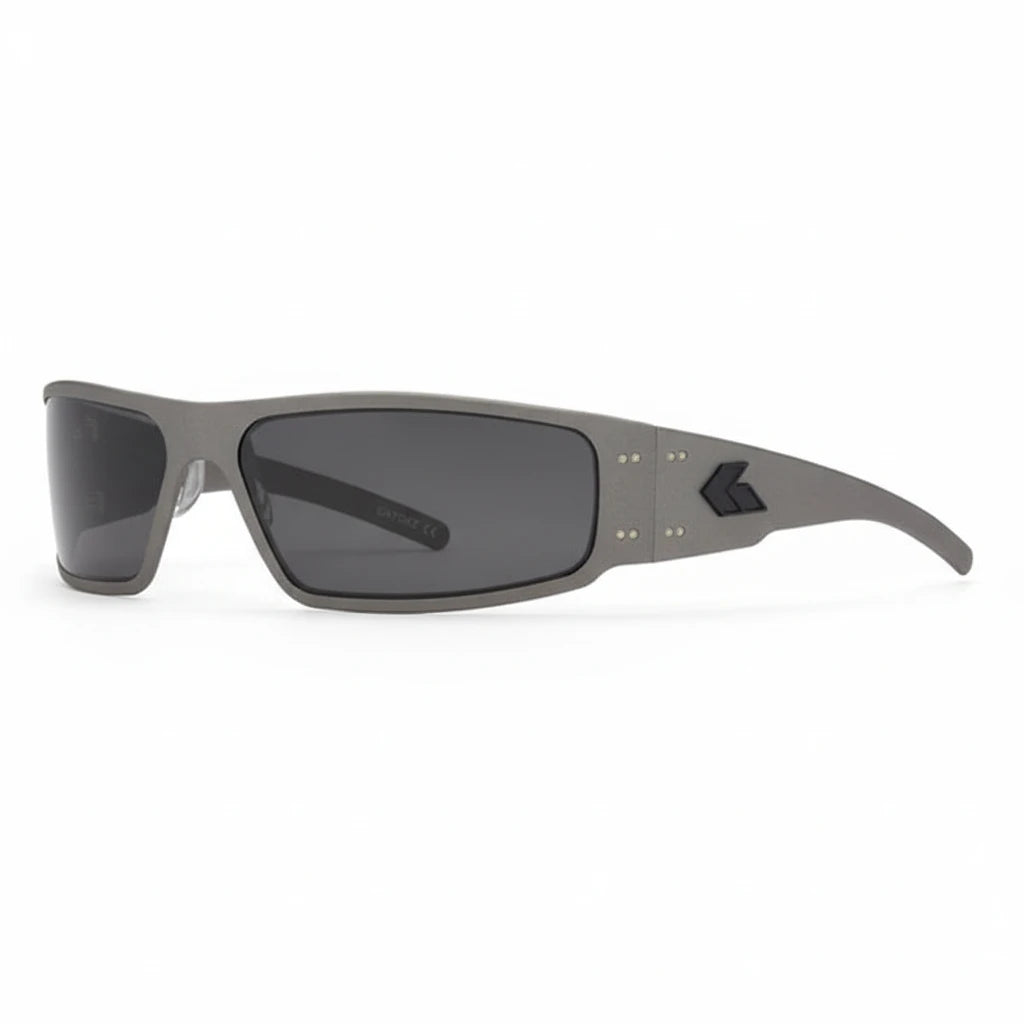 Sportliche Sonnenbrille mit mattem grauem Rahmen und rechteckigen, dunkel getönten Gläsern, seitliche Belüftungslöcher am.
