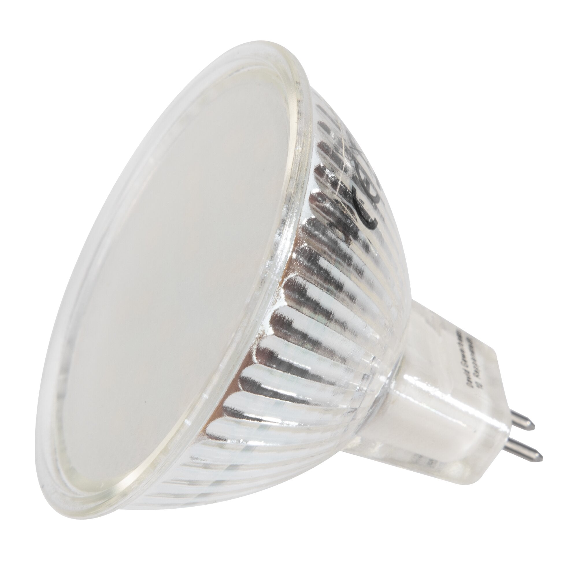 Detailaufnahme eines klaren LED-GU5.3-Leuchtmittels mit facettiertem Reflektor und zwei Kontaktstiften am Sockel
