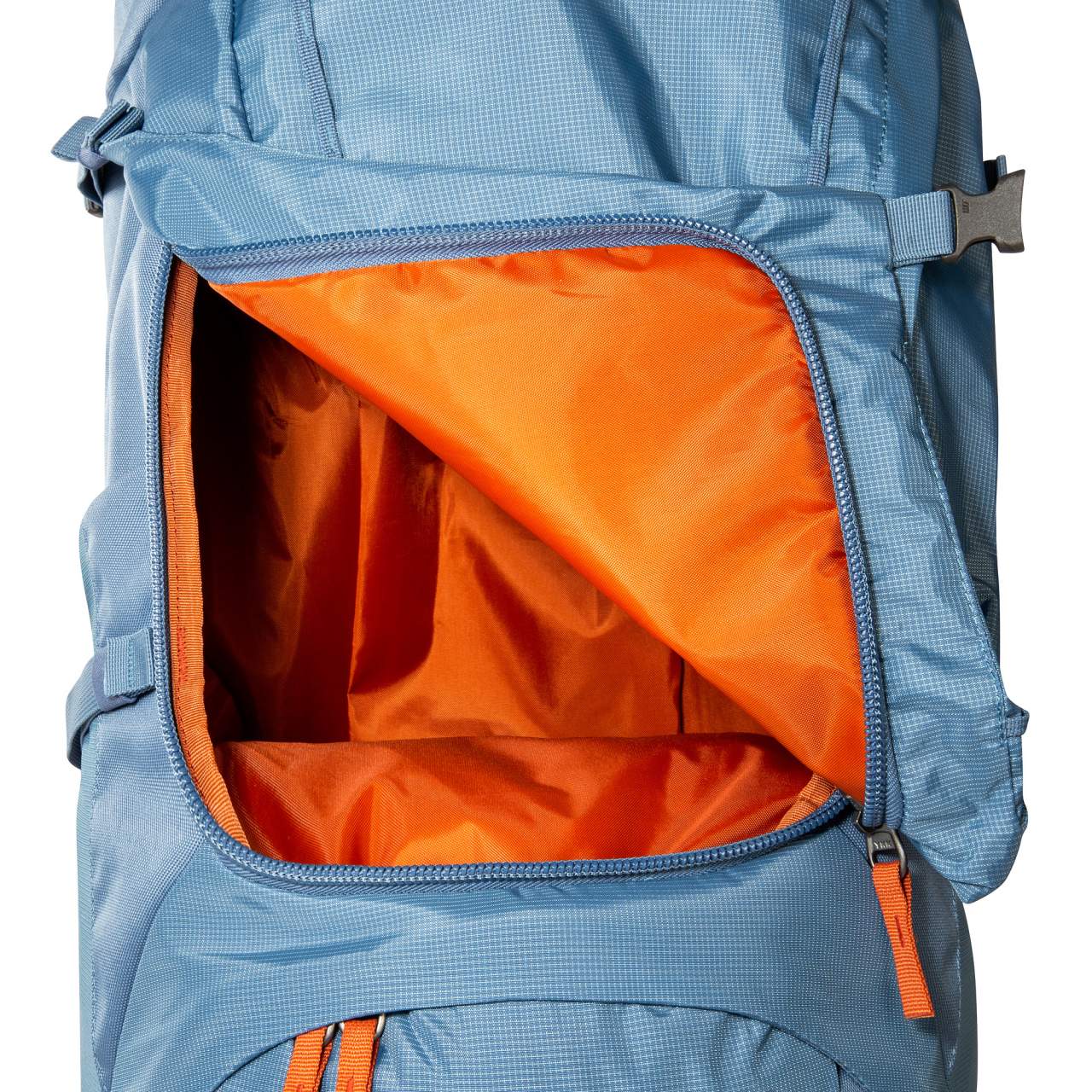 Hellblauer Trekkingrucksack mit geöffnetem Hauptfach, orangefarbenes Innenfutter, rechteckige Frontöffnung mit.