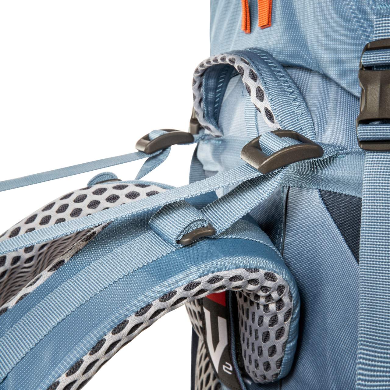 Hellblauer Trekkingrucksack mit gepolstertem, netzartigem Tragesystem in Hellgrau und Schwarz, verstellbaren Gurten und.