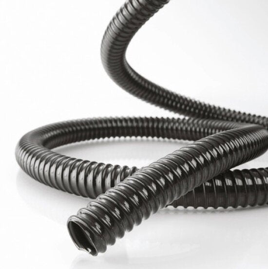 Schwarzer Spiralschlauch mit regelmäßigen Rippen in Spiralform, offen liegend, Nahaufnahme einer flexiblen Leitung mit Durchmesser 30 mm