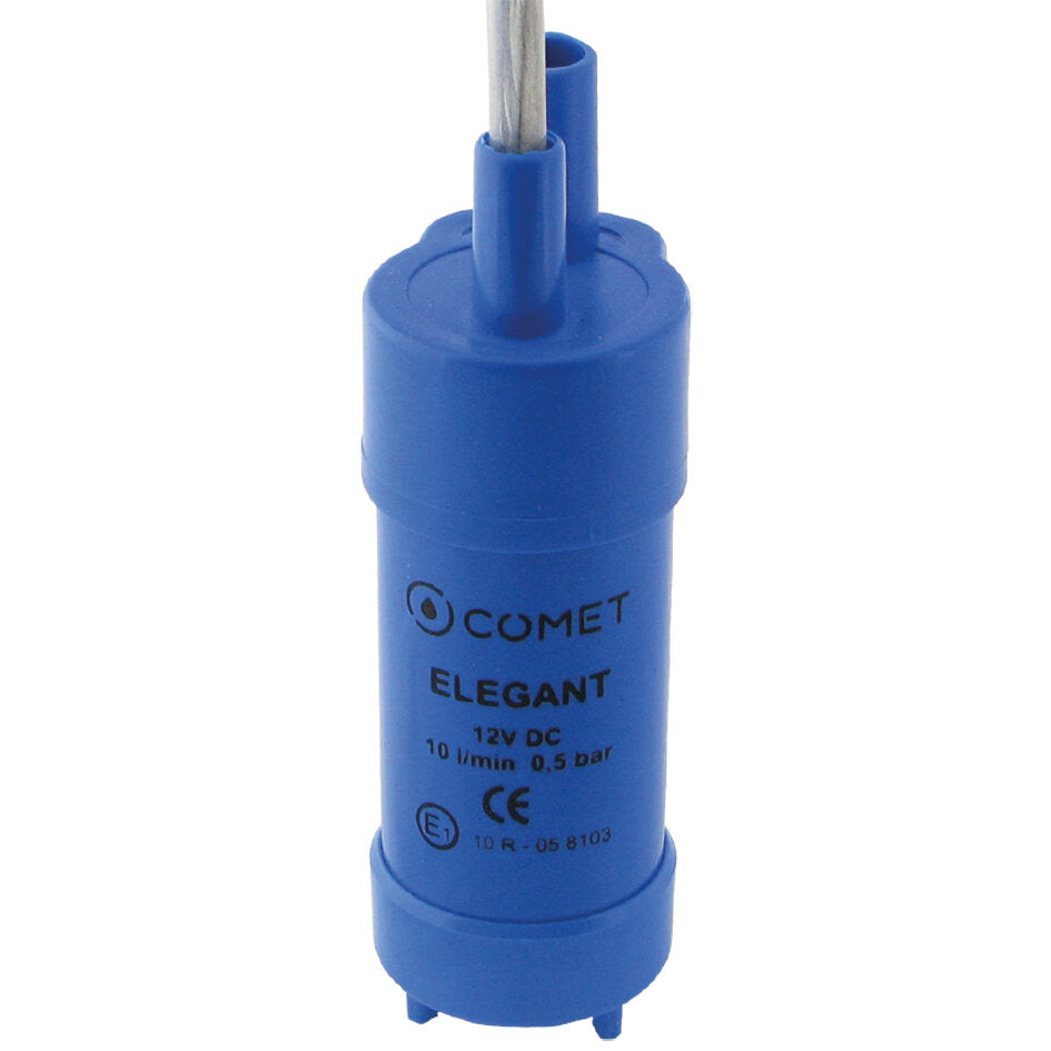 Blaue Tauchpumpe mit zylindrischem Gehäuse, oben eine Metallstange sichtbar; auf dem Gehäuse ist COMET ELEGANT 12V DC 10 l/min 0,5 bar lesbar