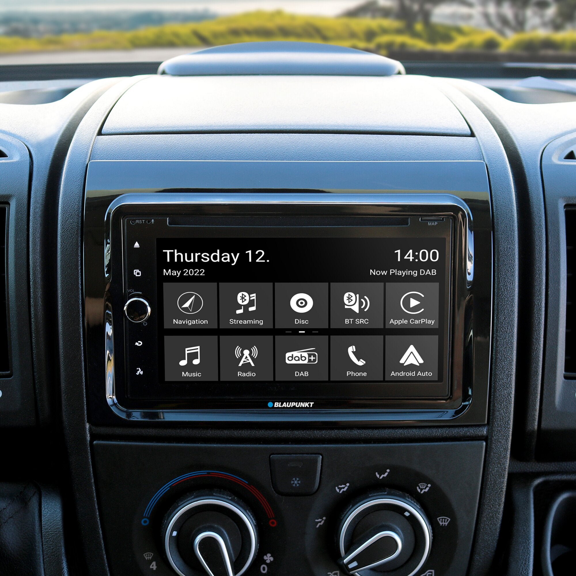 Innenansicht eines Autos mit Zentral-Display des Blaupunkt Camper 700 DAB Display mit Navigations-Icons Streaming-Icons und CarPlay-Icons