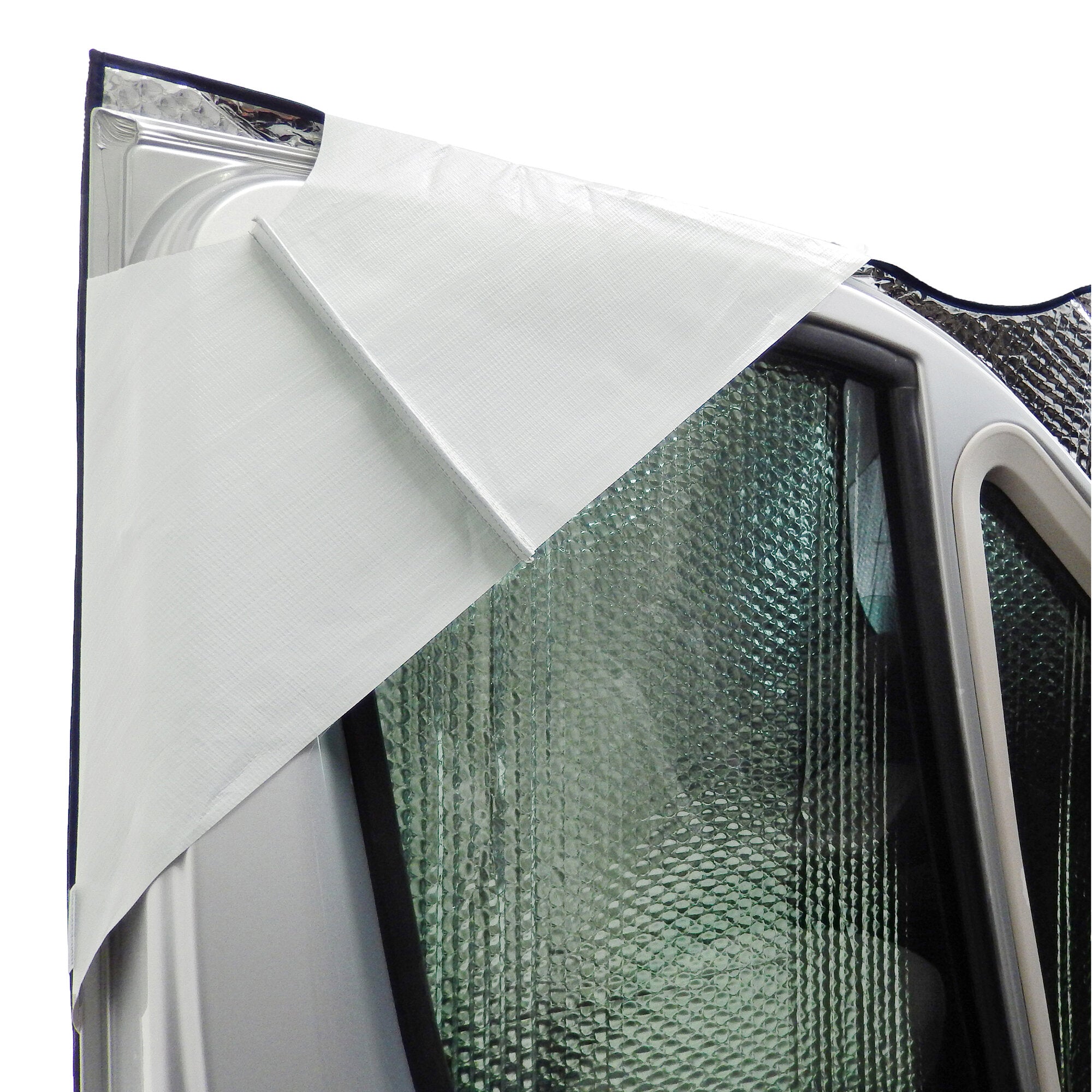 Nahaufnahme einer weißen Thermomatte mit reflektierender Aluminiumfolie, an der Fahrzeugseite über einem Fenster befestigt