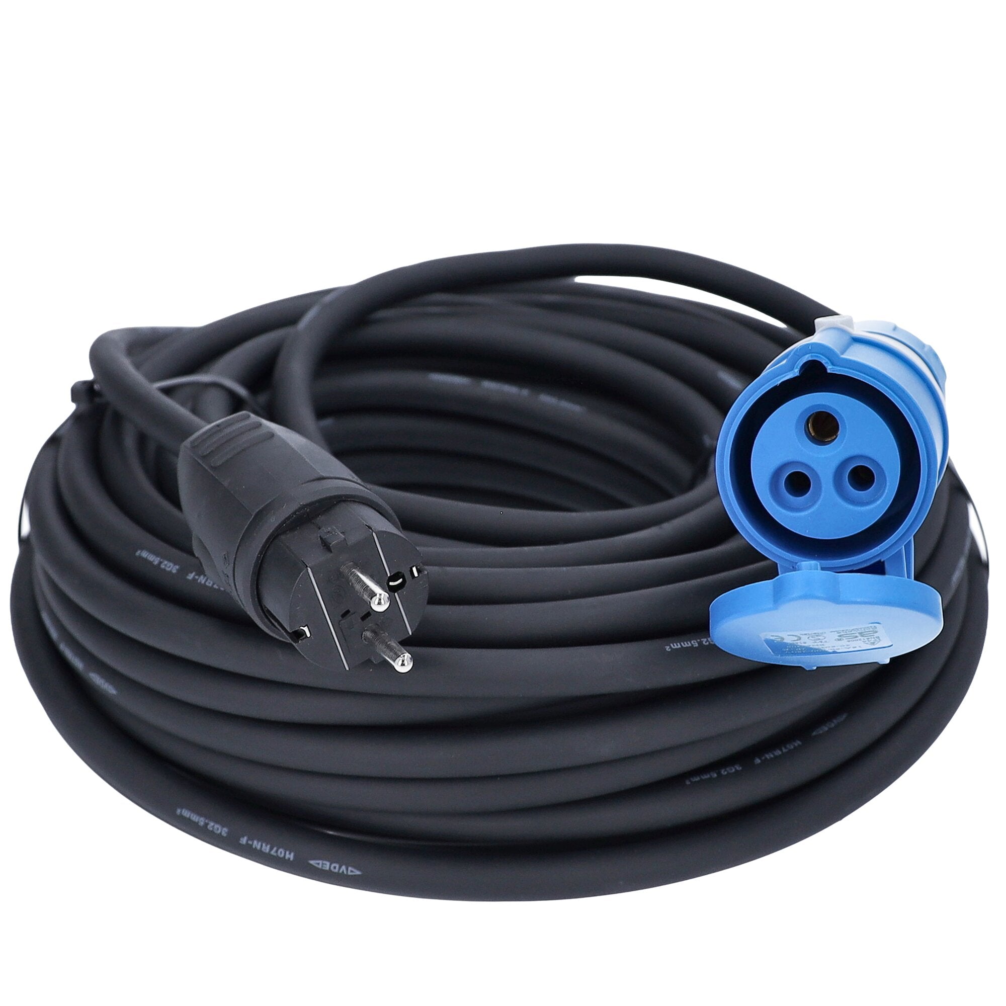 Lang aufgewickeltes schwarzes Adapterkabel mit blauem runden CEE-Stecker am Ende und schwarzem Schuko-Stecker am anderen Ende, Länge 25 m