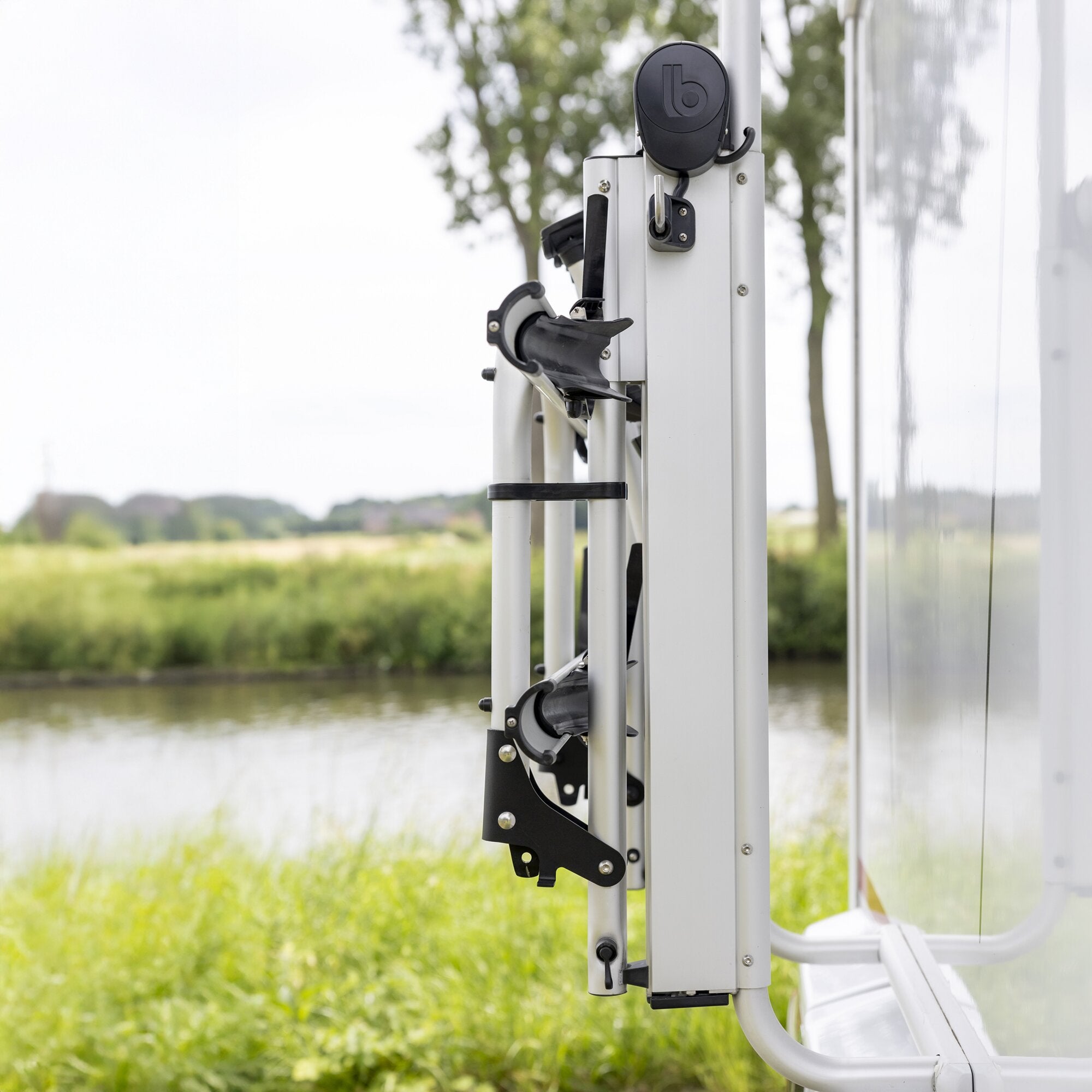 Detailansicht eines Heckträger Bike Lift Rail Standard: vertikales Metallprofil mit Verriegelung, Klemmhebel und schwarzer runder Abdeckung