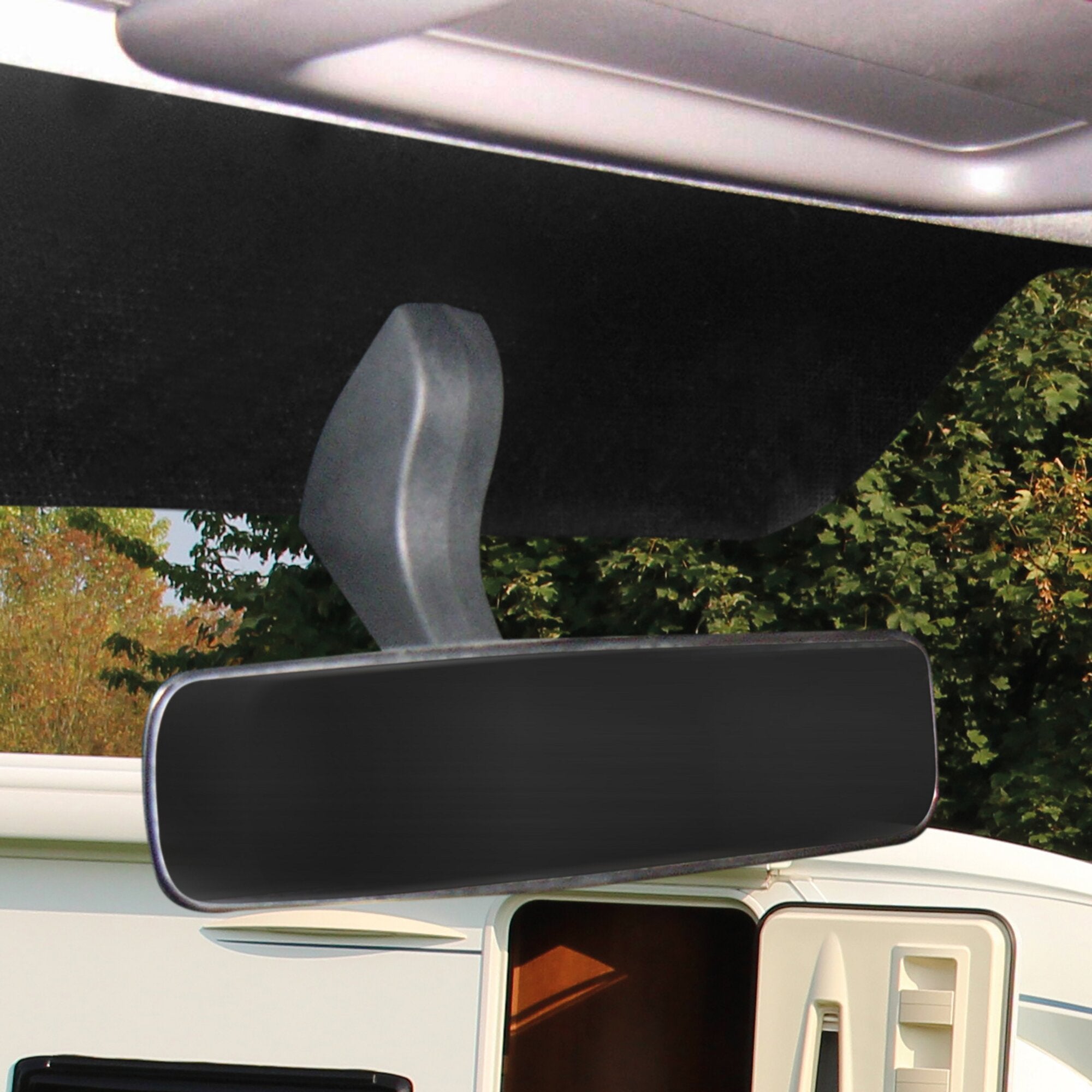 Innenraum eines Renault Master mit REMIfront IV Frontteil; schwarzes Display in silbernem Rahmen, an Halterarm unter dem Dachhimmel montiert