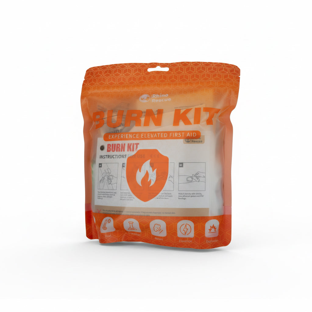 Orange-transparentes Kunststoffbeutel mit großem weißen Label, Aufschrift „BURN KIT“ in kräftigem Orange, Flammensymbol in.